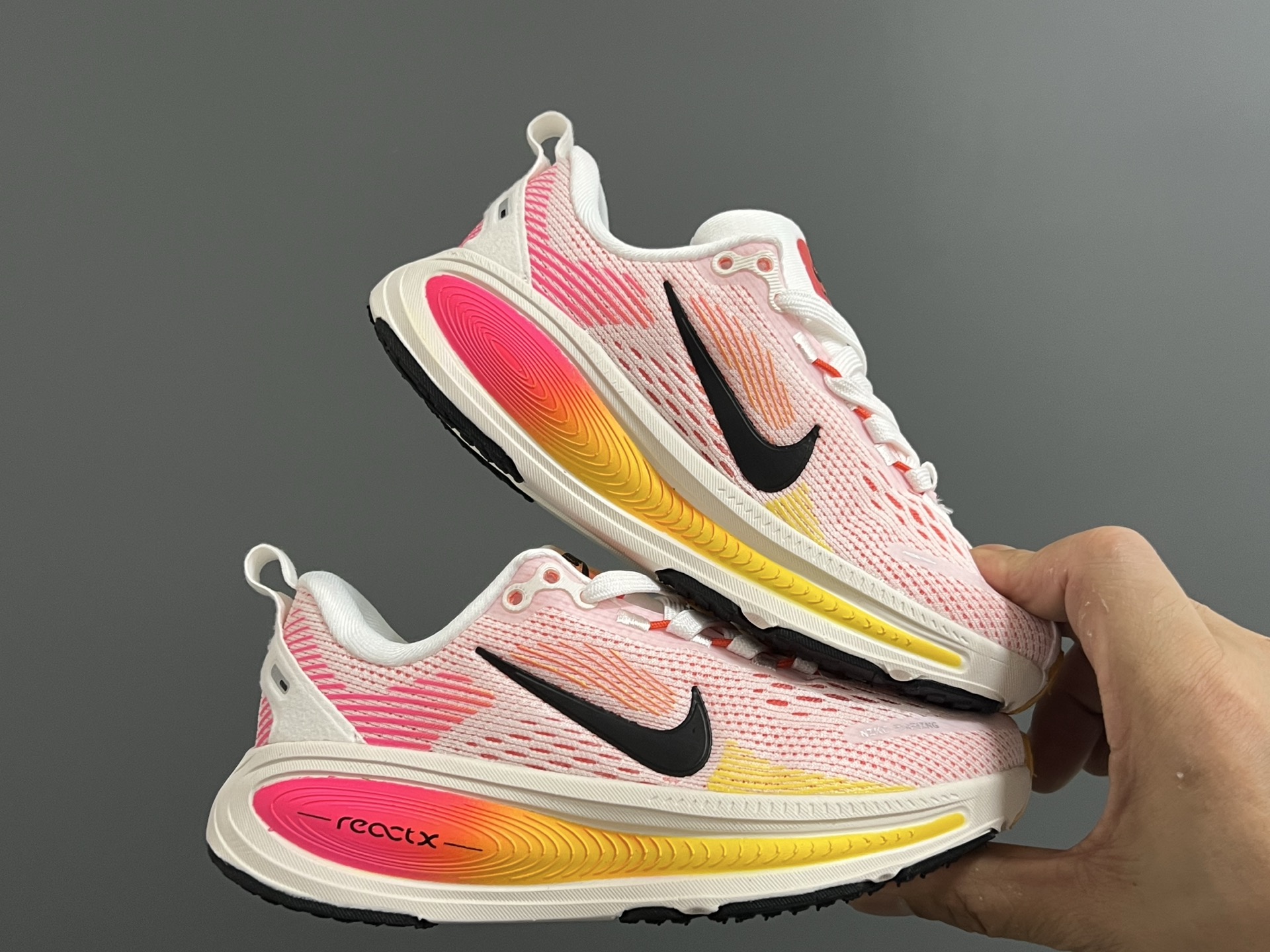 图片[9]-NK 新款迈柔Vomero 18儿童亲子缓震运动鞋 尺码：26-35码，成人36-44码 专柜同步新款🆕 网面拼接、透气舒适☁️ 橡胶耐磨防滑大底，脚感超赞👍🏻 亲子款上脚超帅气🆒-选品中心