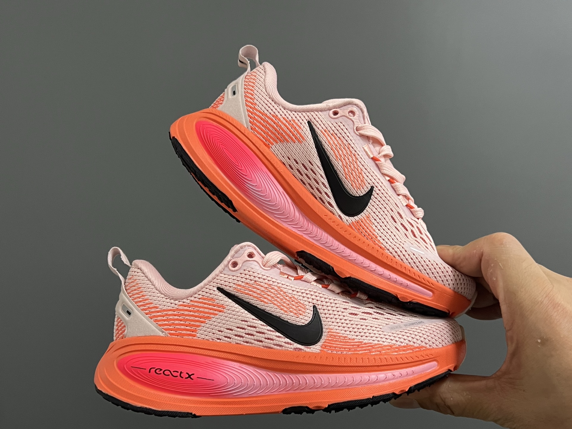 图片[9]-NK 新款迈柔Vomero 18儿童亲子缓震运动鞋 尺码：26-35码，成人36-44码 专柜同步新款🆕 网面拼接、透气舒适☁️ 橡胶耐磨防滑大底，脚感超赞👍🏻 亲子款上脚超帅气🆒-选品中心