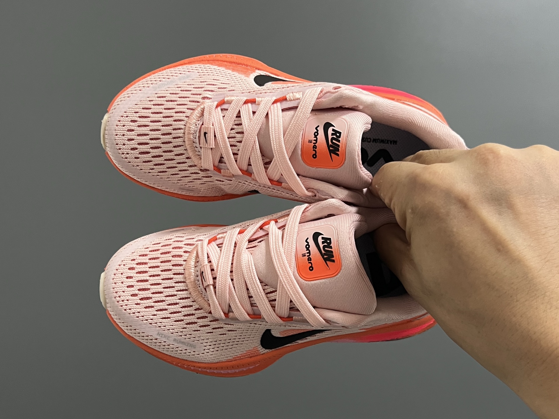 NK 新款迈柔Vomero 18儿童亲子缓震运动鞋 尺码：26-35码，成人36-44码 专柜同步新款🆕 网面拼接、透气舒适☁️ 橡胶耐磨防滑大底，脚感超赞👍🏻 亲子款上脚超帅气🆒-选品中心