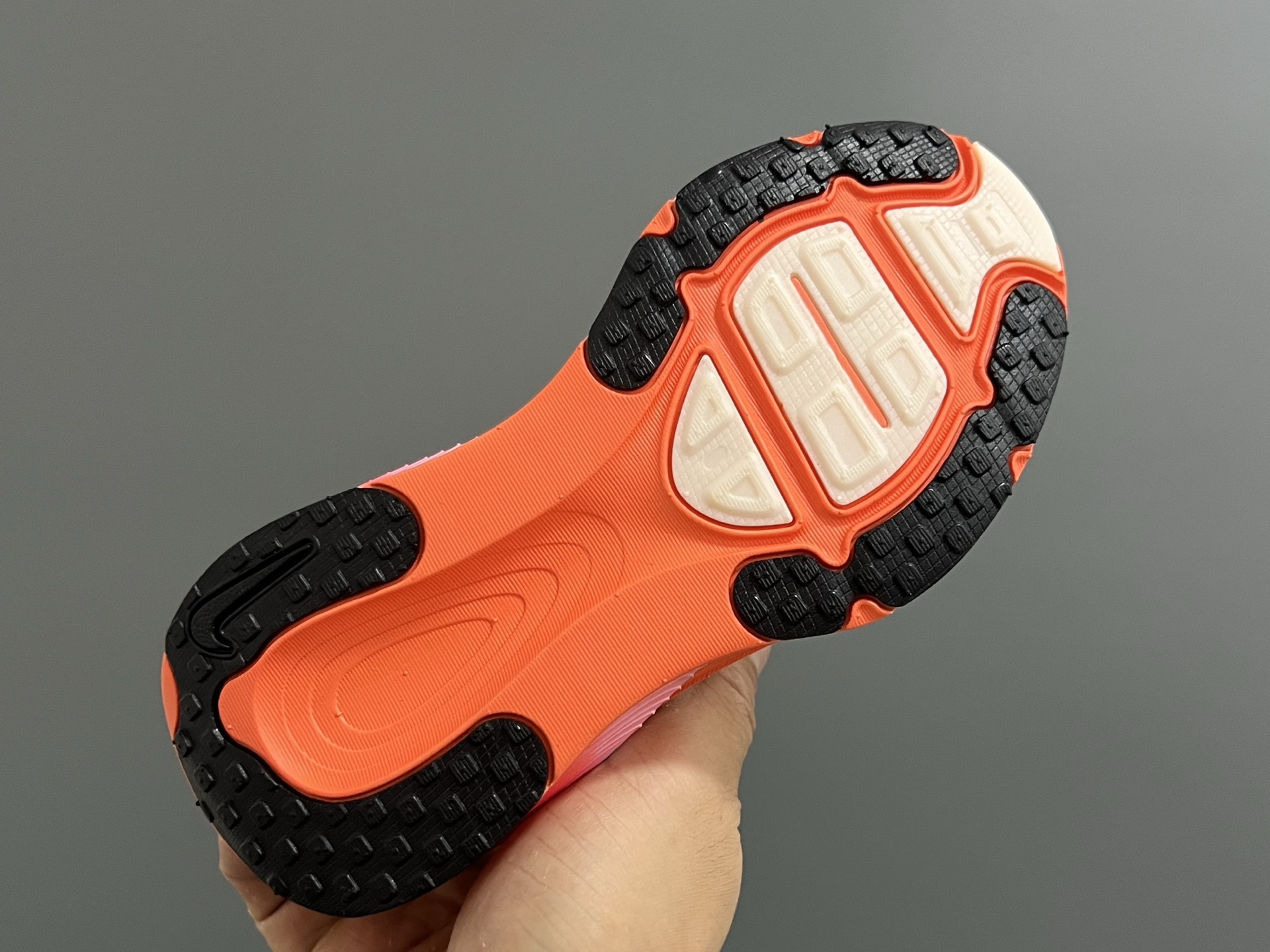 图片[5]-NK 新款迈柔Vomero 18儿童亲子缓震运动鞋 尺码：26-35码，成人36-44码 专柜同步新款🆕 网面拼接、透气舒适☁️ 橡胶耐磨防滑大底，脚感超赞👍🏻 亲子款上脚超帅气🆒-选品中心