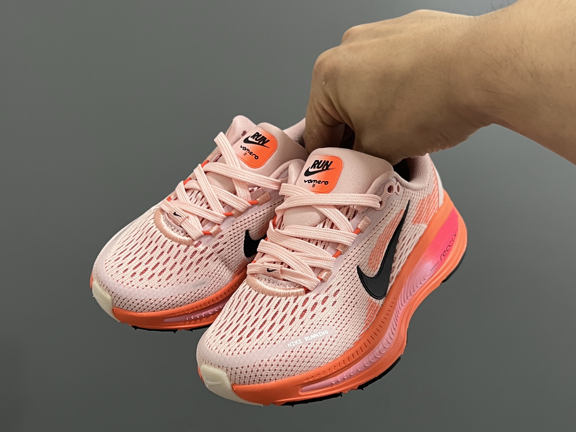 图片[2]-NK 新款迈柔Vomero 18儿童亲子缓震运动鞋 尺码：26-35码，成人36-44码 专柜同步新款🆕 网面拼接、透气舒适☁️ 橡胶耐磨防滑大底，脚感超赞👍🏻 亲子款上脚超帅气🆒-选品中心