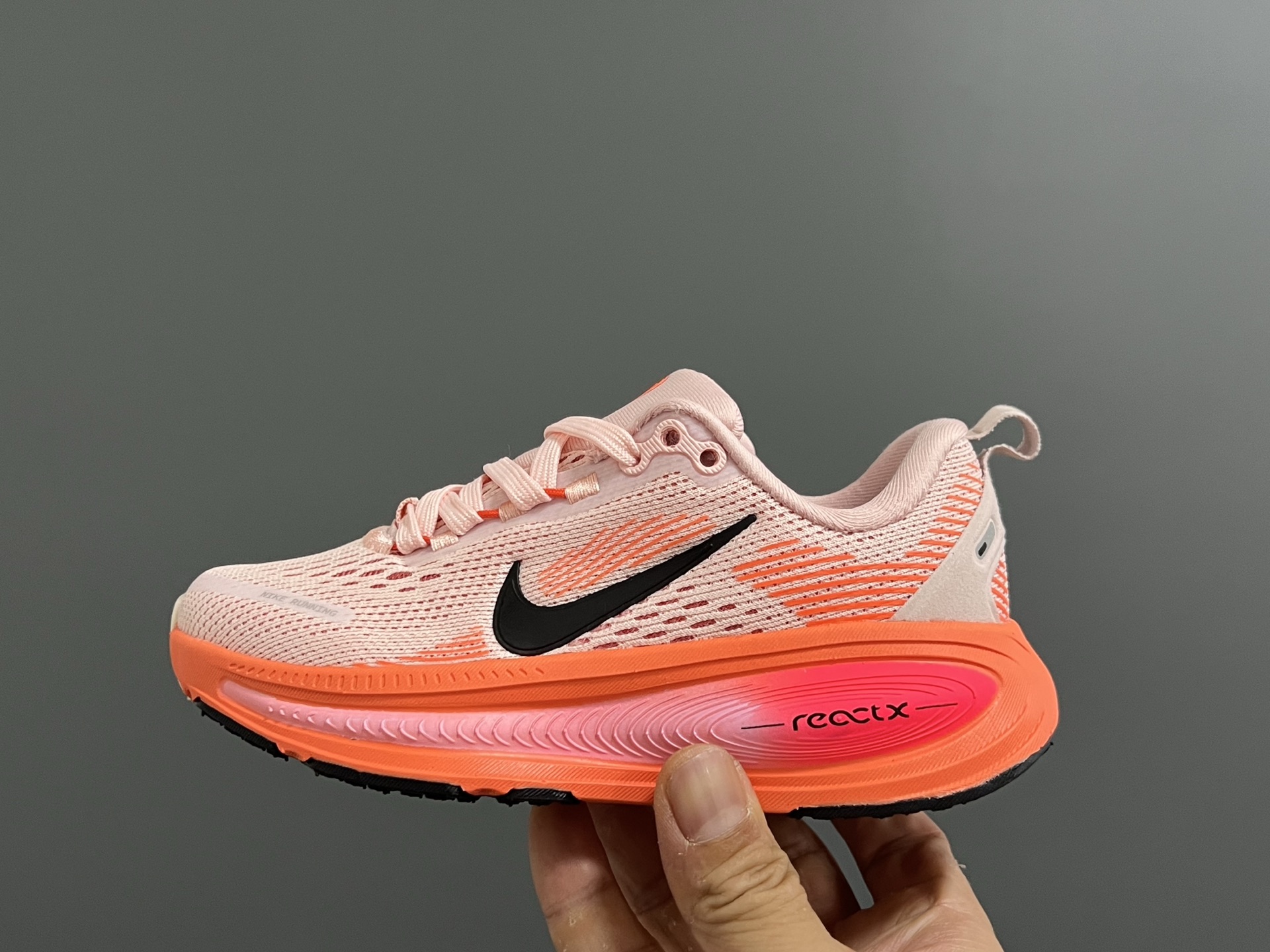 图片[4]-NK 新款迈柔Vomero 18儿童亲子缓震运动鞋 尺码：26-35码，成人36-44码 专柜同步新款🆕 网面拼接、透气舒适☁️ 橡胶耐磨防滑大底，脚感超赞👍🏻 亲子款上脚超帅气🆒-选品中心