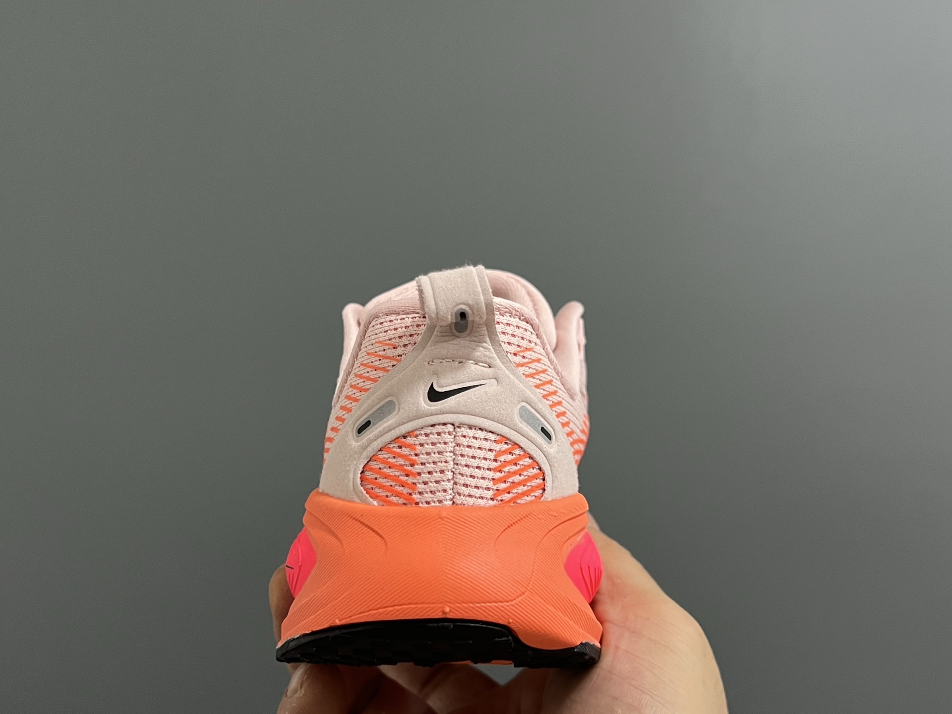 图片[6]-NK 新款迈柔Vomero 18儿童亲子缓震运动鞋 尺码：26-35码，成人36-44码 专柜同步新款🆕 网面拼接、透气舒适☁️ 橡胶耐磨防滑大底，脚感超赞👍🏻 亲子款上脚超帅气🆒-选品中心