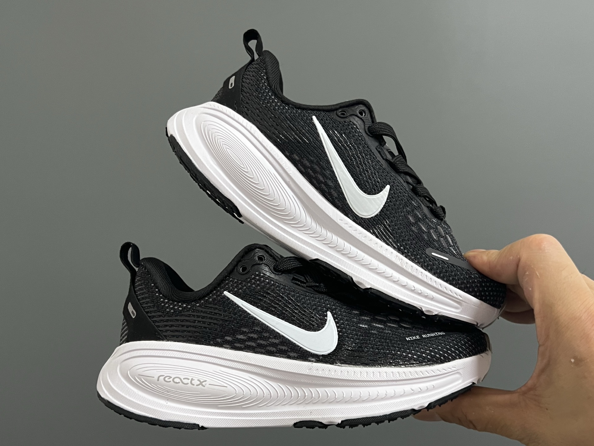 图片[9]-NK 新款迈柔Vomero 18儿童亲子缓震运动鞋 尺码：26-35码，成人36-44码 专柜同步新款🆕 网面拼接、透气舒适☁️ 橡胶耐磨防滑大底，脚感超赞👍🏻 亲子款上脚超帅气🆒-选品中心