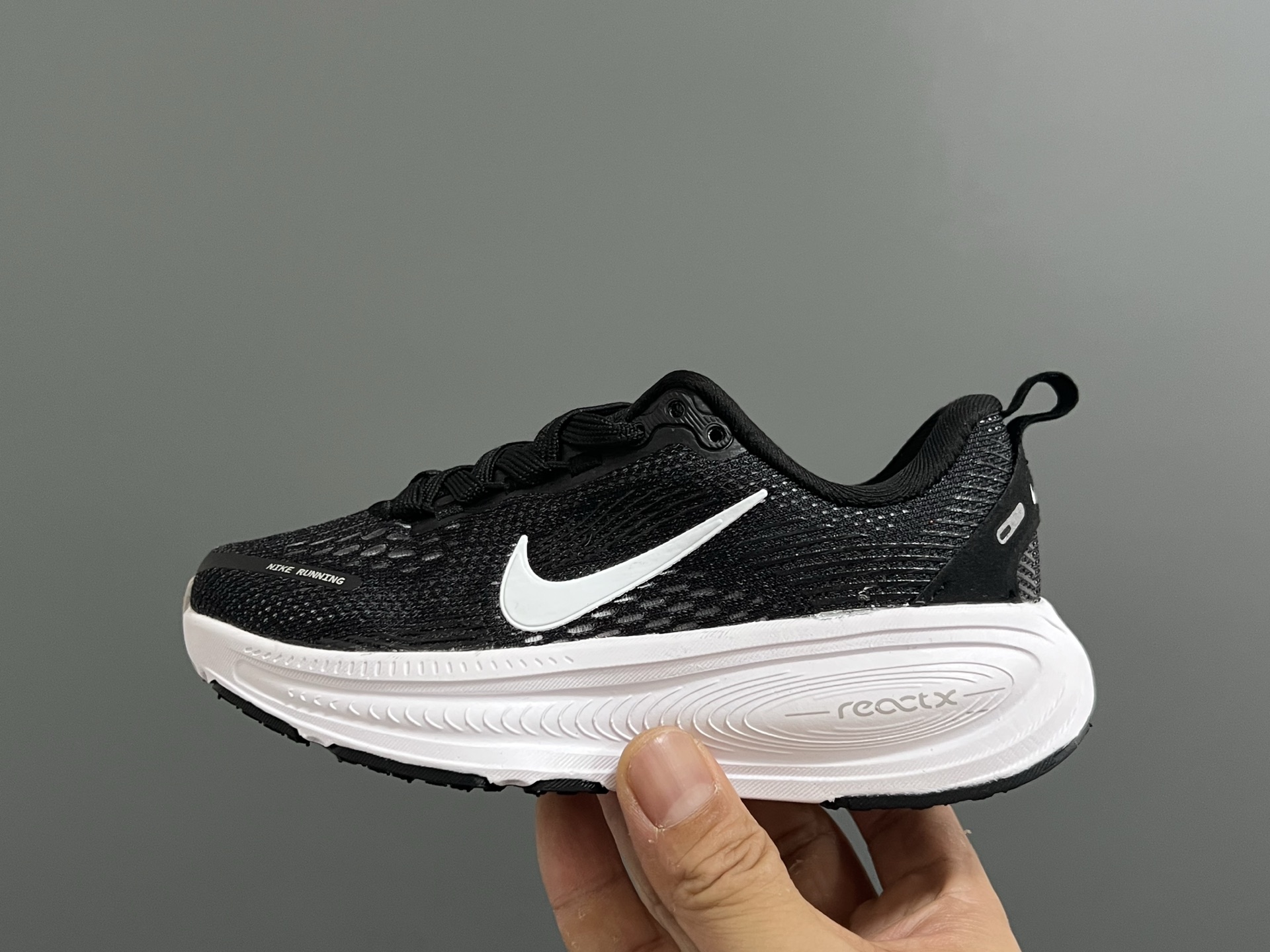 图片[4]-NK 新款迈柔Vomero 18儿童亲子缓震运动鞋 尺码：26-35码，成人36-44码 专柜同步新款🆕 网面拼接、透气舒适☁️ 橡胶耐磨防滑大底，脚感超赞👍🏻 亲子款上脚超帅气🆒-选品中心