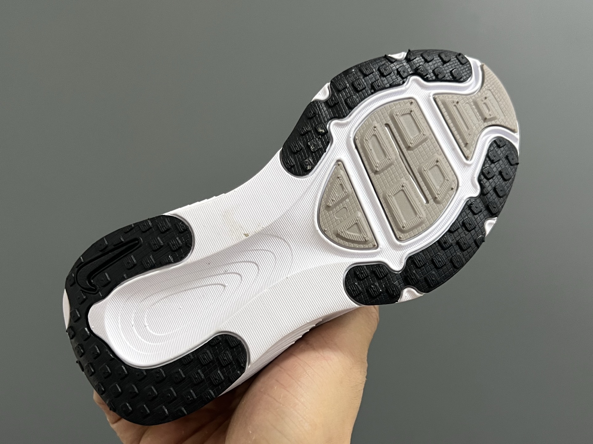 图片[5]-NK 新款迈柔Vomero 18儿童亲子缓震运动鞋 尺码：26-35码，成人36-44码 专柜同步新款🆕 网面拼接、透气舒适☁️ 橡胶耐磨防滑大底，脚感超赞👍🏻 亲子款上脚超帅气🆒-选品中心