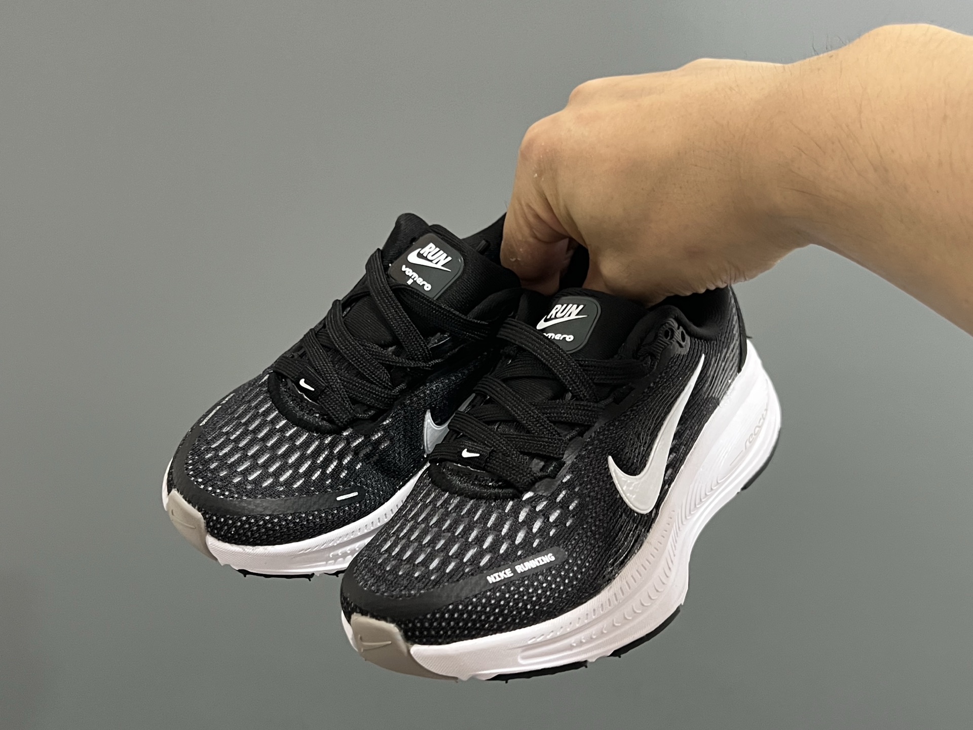 图片[2]-NK 新款迈柔Vomero 18儿童亲子缓震运动鞋 尺码：26-35码，成人36-44码 专柜同步新款🆕 网面拼接、透气舒适☁️ 橡胶耐磨防滑大底，脚感超赞👍🏻 亲子款上脚超帅气🆒-选品中心