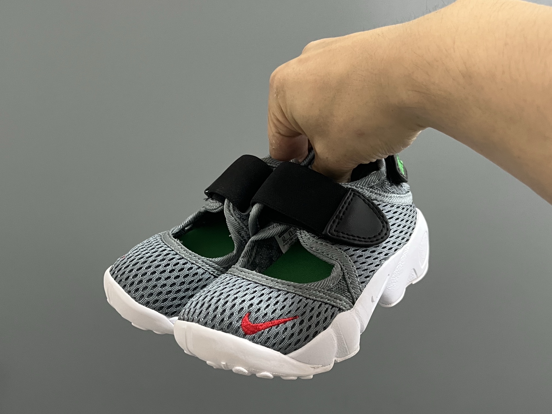 NK新款忍者网面儿童透气凉鞋 尺码：24-37码 超萌的忍者款式🔥 网面镂空设计，透气又舒适☁️ 魔术贴设计，穿脱方便✌🏻 橡胶耐磨防滑大底，脚感不言而喻✔️ 时髦又洋气✨-选品中心