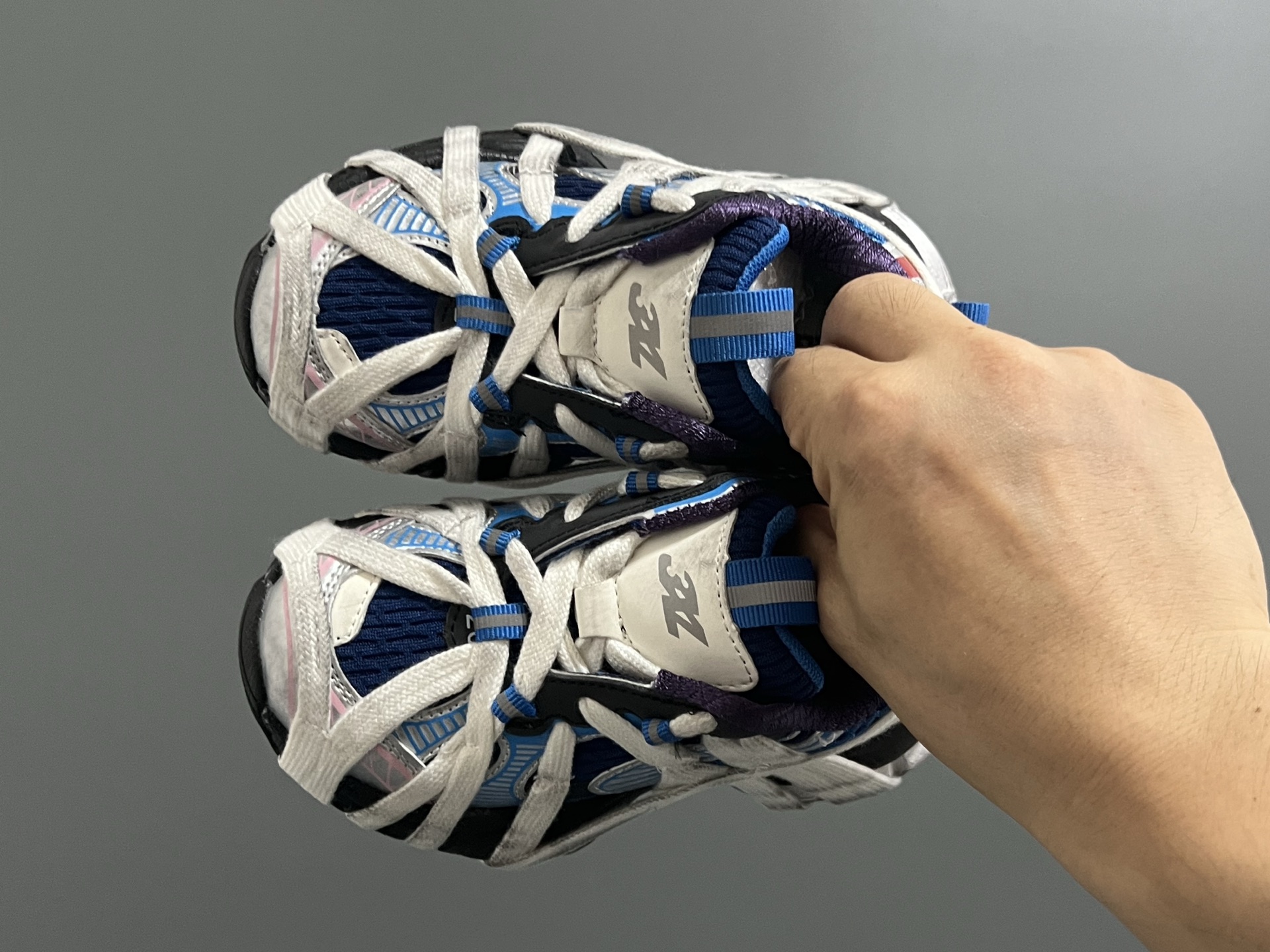 图片[2]-巴家新款蜘蛛侠绑带一脚蹬儿童老爹鞋 尺码：26-37码 经典巴黎世家老爹款式🆕 一脚蹬设计，穿脱方便✌🏻 时髦又洋气的老爹款式👍🏻-选品中心