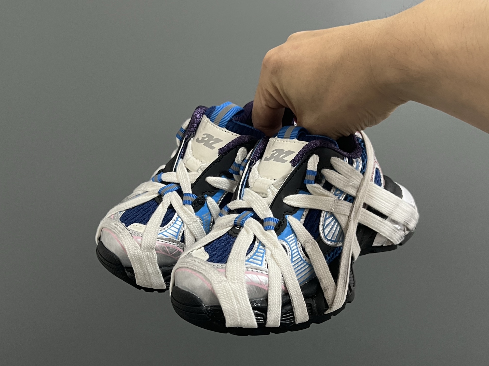 巴家新款蜘蛛侠绑带一脚蹬儿童老爹鞋 尺码：26-37码 经典巴黎世家老爹款式🆕 一脚蹬设计，穿脱方便✌🏻 时髦又洋气的老爹款式👍🏻-选品中心