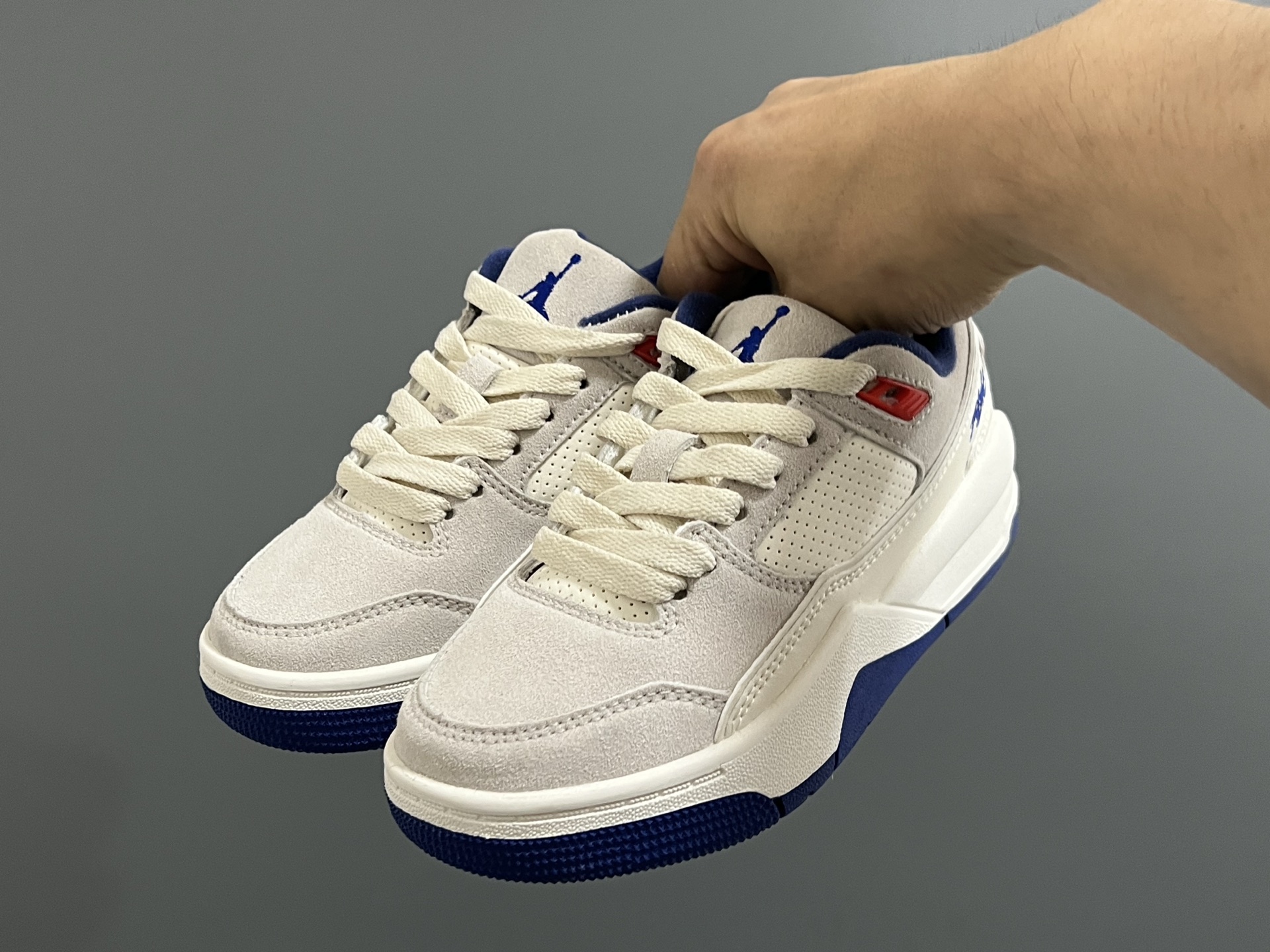 图片[2]-乔D新款Flight Court福来儿童低帮篮球板鞋 尺码：28-37码 集合AJ4、AJ5多万细节元素🆕 经典低帮篮球款式🏀 优质面料拼接，质感满满💯 橡胶耐磨防滑大底，脚感超赞👍🏻-选品中心