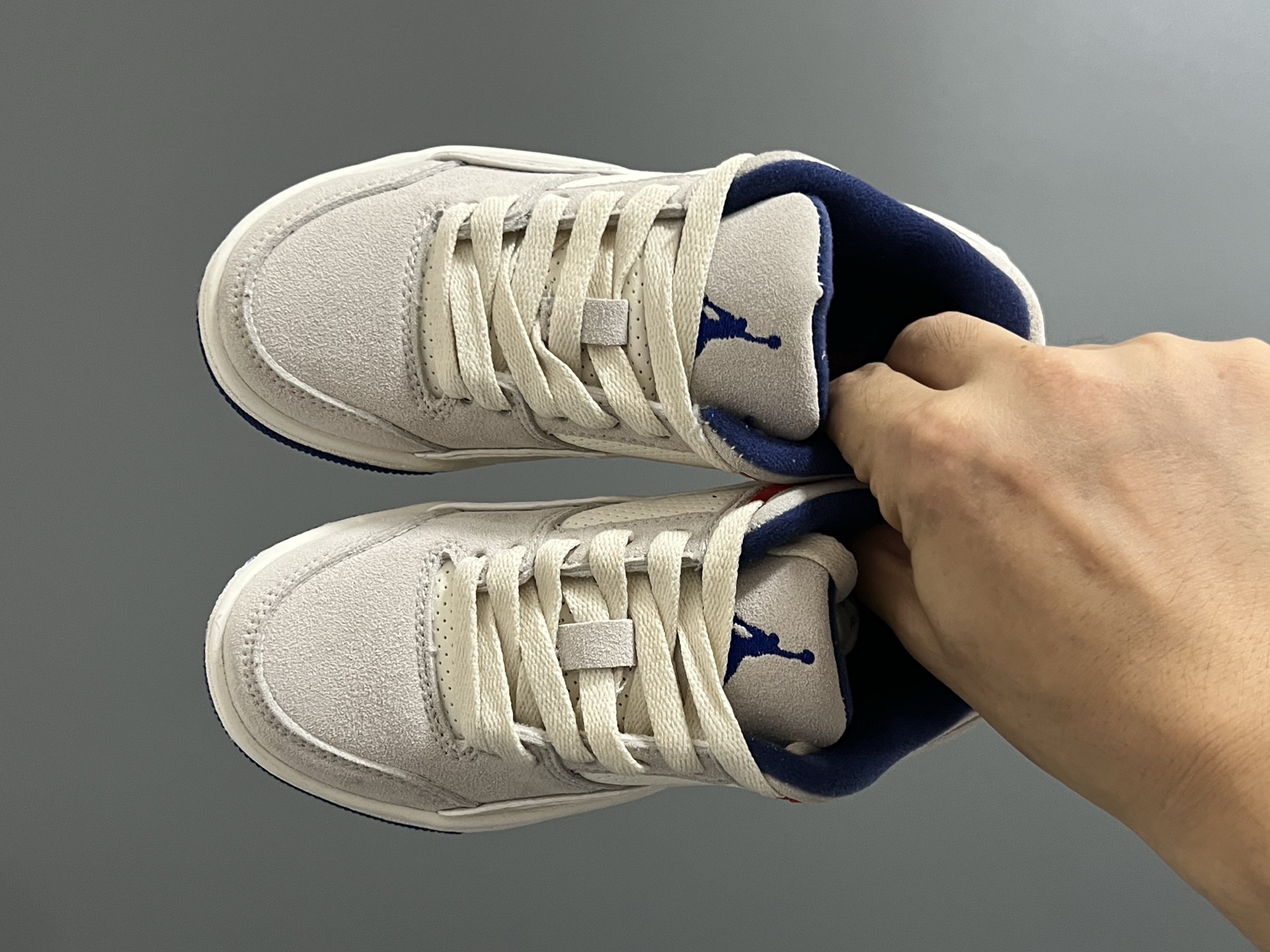 乔D新款Flight Court福来儿童低帮篮球板鞋 尺码：28-37码 集合AJ4、AJ5多万细节元素🆕 经典低帮篮球款式🏀 优质面料拼接，质感满满💯 橡胶耐磨防滑大底，脚感超赞👍🏻-选品中心