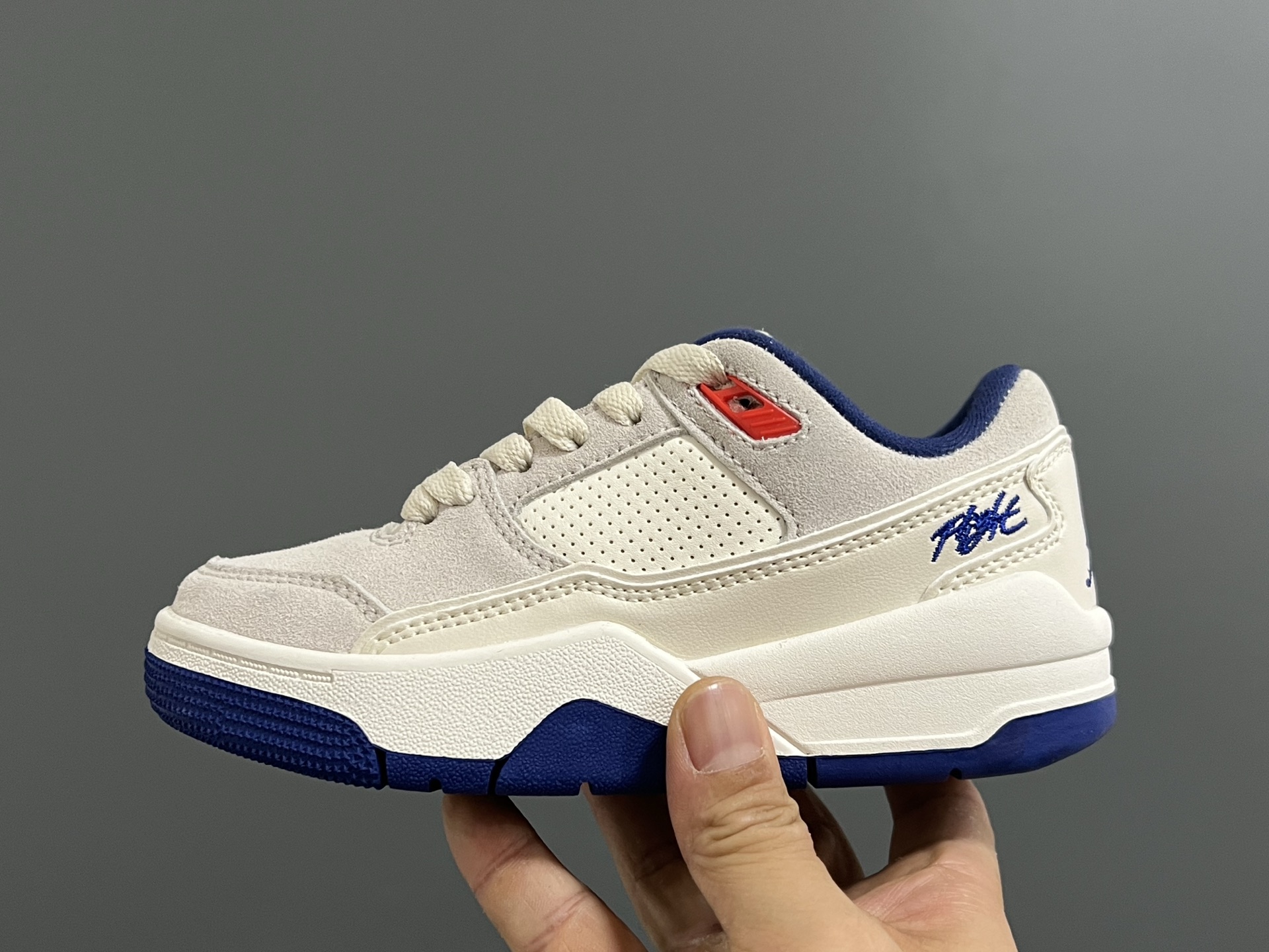 图片[4]-乔D新款Flight Court福来儿童低帮篮球板鞋 尺码：28-37码 集合AJ4、AJ5多万细节元素🆕 经典低帮篮球款式🏀 优质面料拼接，质感满满💯 橡胶耐磨防滑大底，脚感超赞👍🏻-选品中心