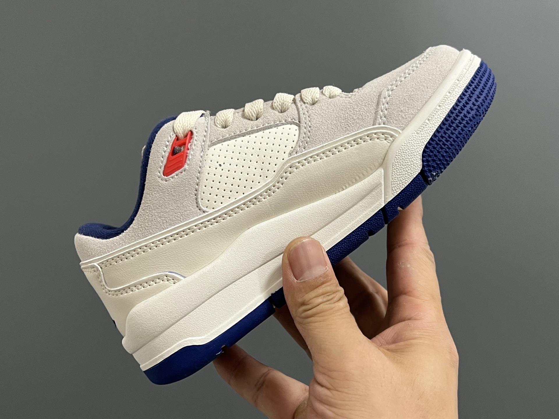 图片[6]-乔D新款Flight Court福来儿童低帮篮球板鞋 尺码：28-37码 集合AJ4、AJ5多万细节元素🆕 经典低帮篮球款式🏀 优质面料拼接，质感满满💯 橡胶耐磨防滑大底，脚感超赞👍🏻-选品中心