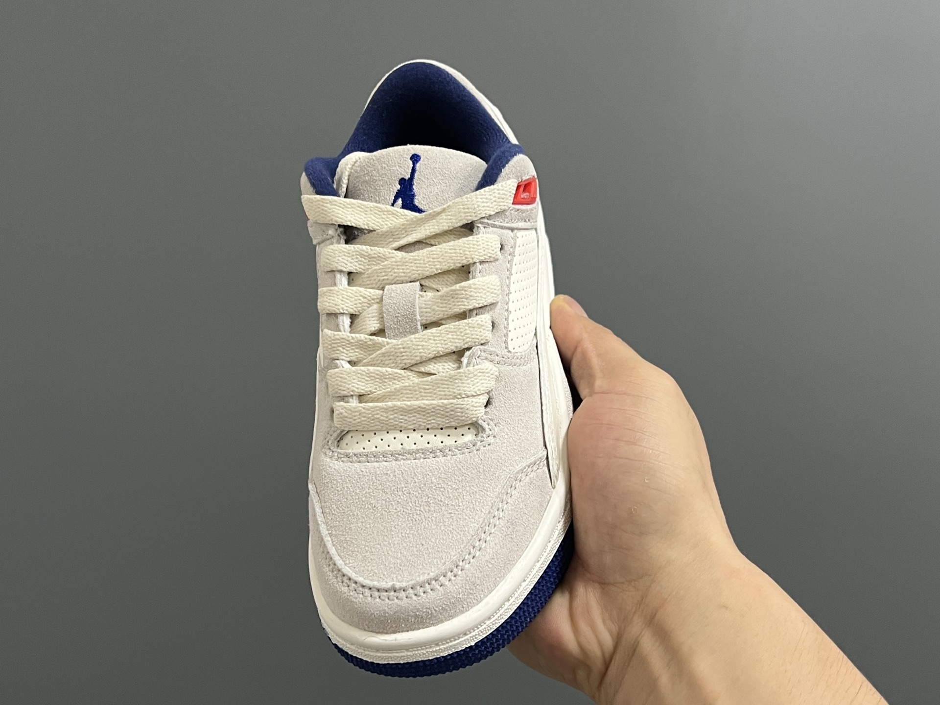 图片[3]-乔D新款Flight Court福来儿童低帮篮球板鞋 尺码：28-37码 集合AJ4、AJ5多万细节元素🆕 经典低帮篮球款式🏀 优质面料拼接，质感满满💯 橡胶耐磨防滑大底，脚感超赞👍🏻-选品中心