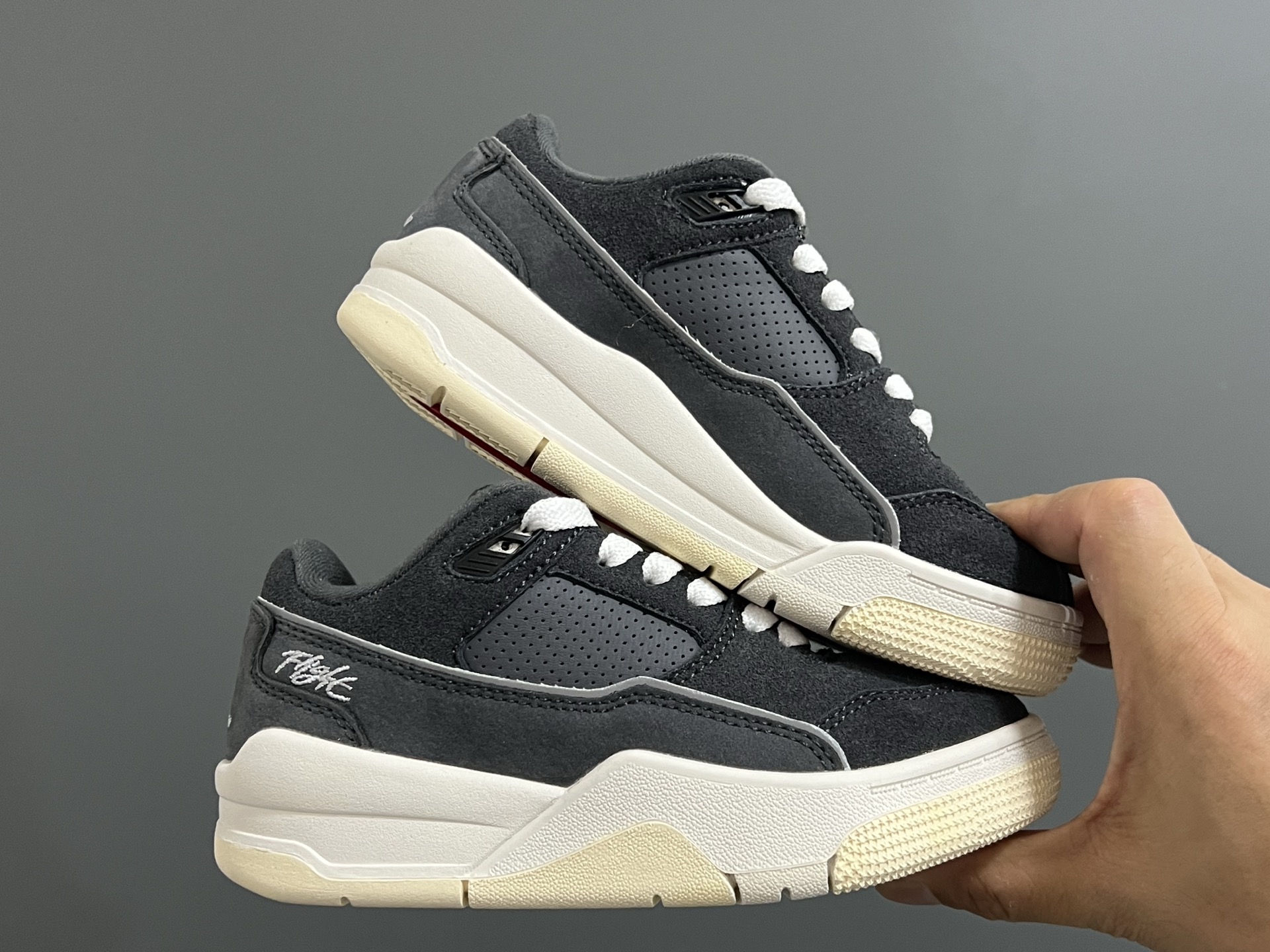 图片[9]-乔D新款Flight Court福来儿童低帮篮球板鞋 尺码：28-37码 集合AJ4、AJ5多万细节元素🆕 经典低帮篮球款式🏀 优质面料拼接，质感满满💯 橡胶耐磨防滑大底，脚感超赞👍🏻-选品中心