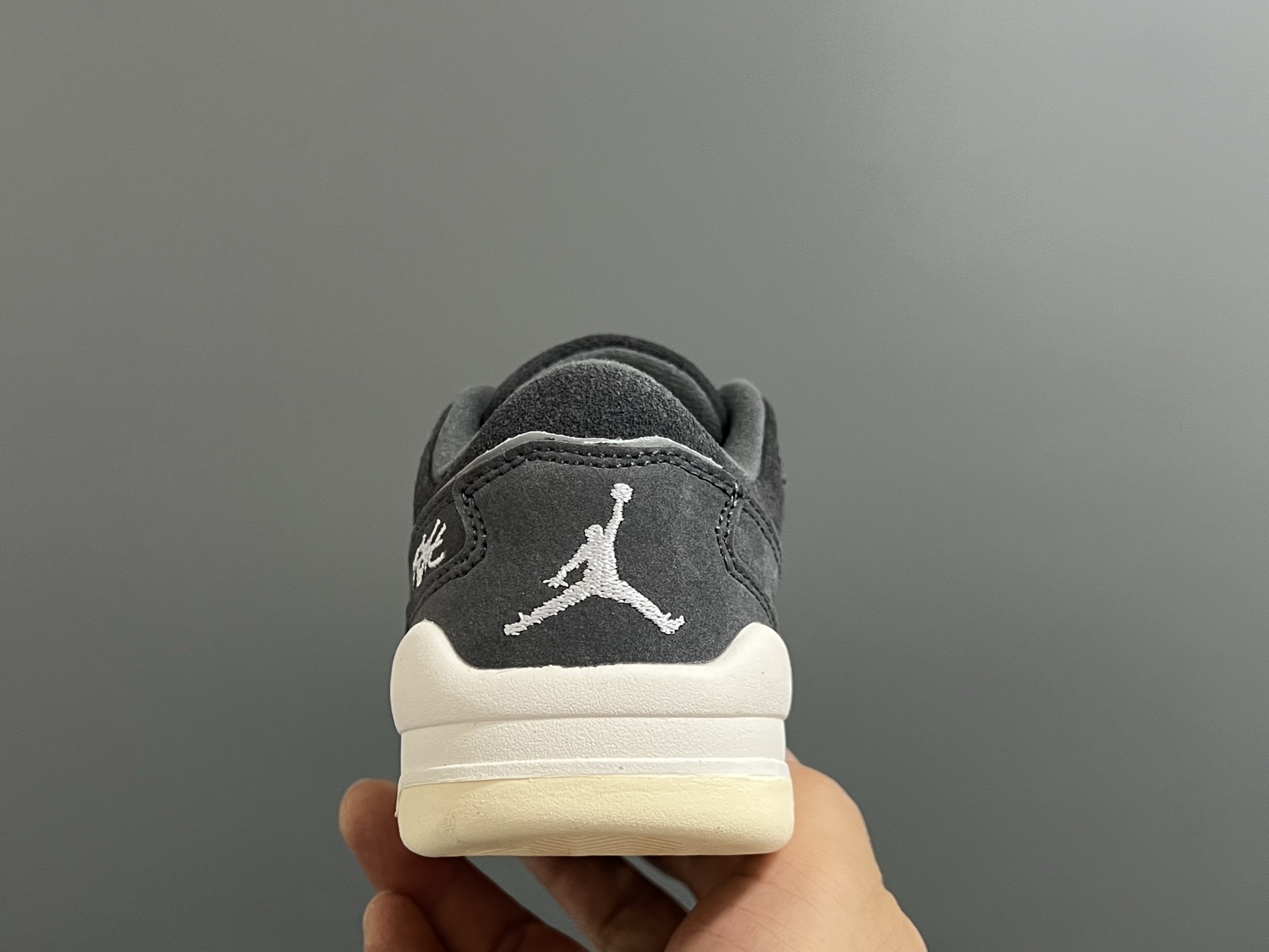 图片[5]-乔D新款Flight Court福来儿童低帮篮球板鞋 尺码：28-37码 集合AJ4、AJ5多万细节元素🆕 经典低帮篮球款式🏀 优质面料拼接，质感满满💯 橡胶耐磨防滑大底，脚感超赞👍🏻-选品中心