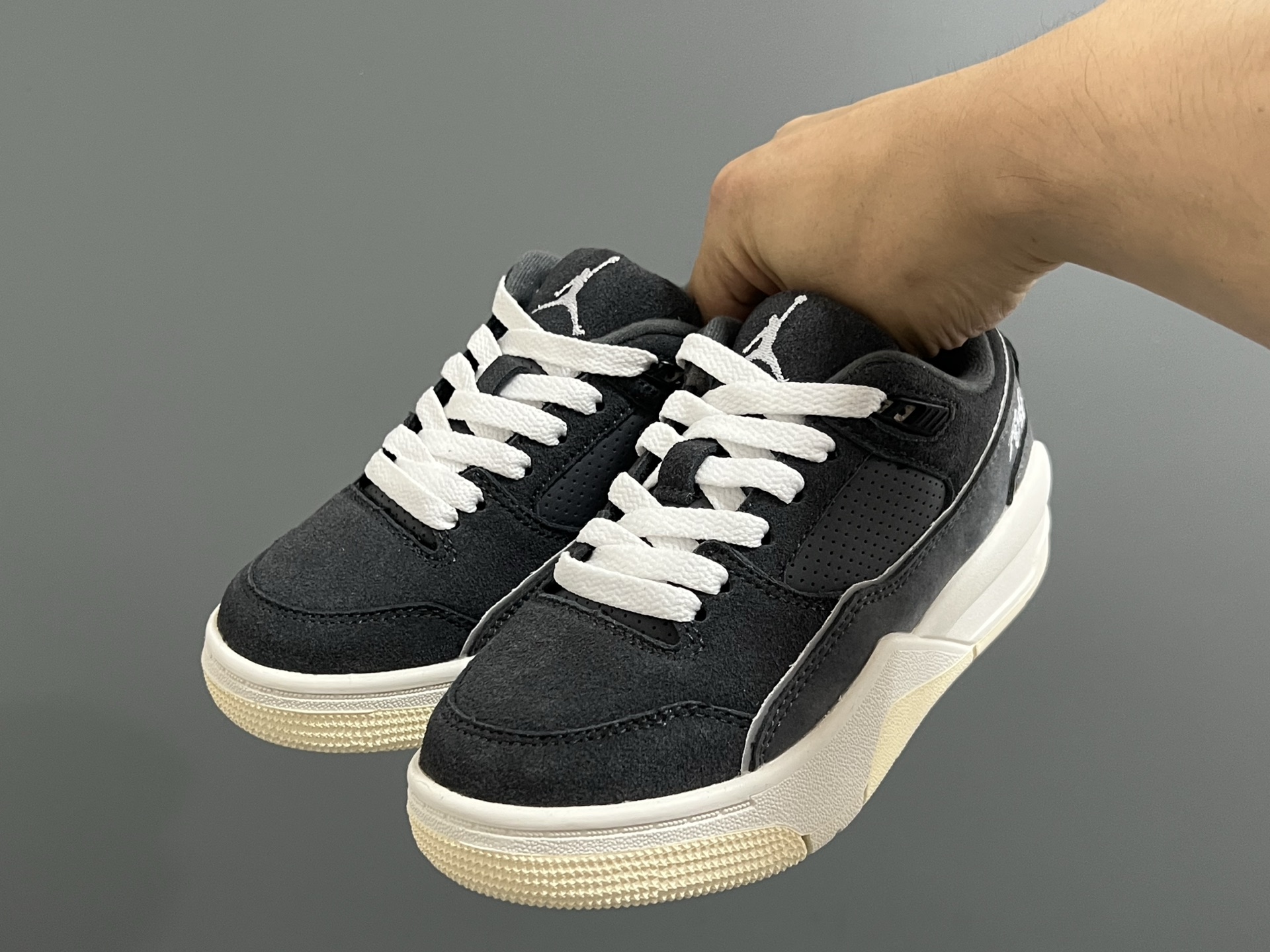 乔D新款Flight Court福来儿童低帮篮球板鞋 尺码：28-37码 集合AJ4、AJ5多万细节元素🆕 经典低帮篮球款式🏀 优质面料拼接，质感满满💯 橡胶耐磨防滑大底，脚感超赞👍🏻-选品中心