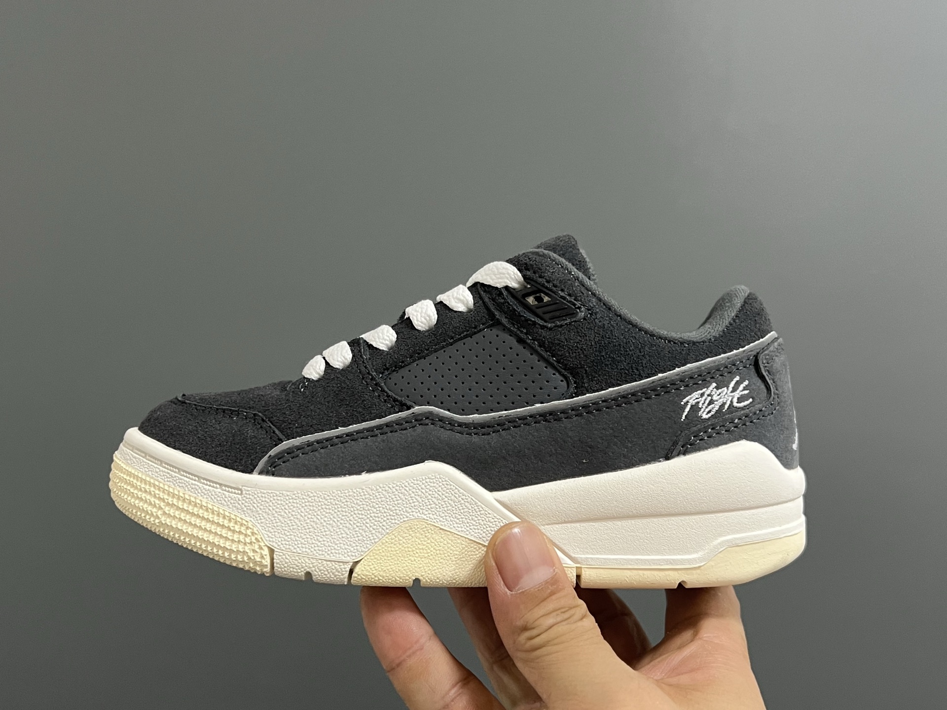 图片[4]-乔D新款Flight Court福来儿童低帮篮球板鞋 尺码：28-37码 集合AJ4、AJ5多万细节元素🆕 经典低帮篮球款式🏀 优质面料拼接，质感满满💯 橡胶耐磨防滑大底，脚感超赞👍🏻-选品中心