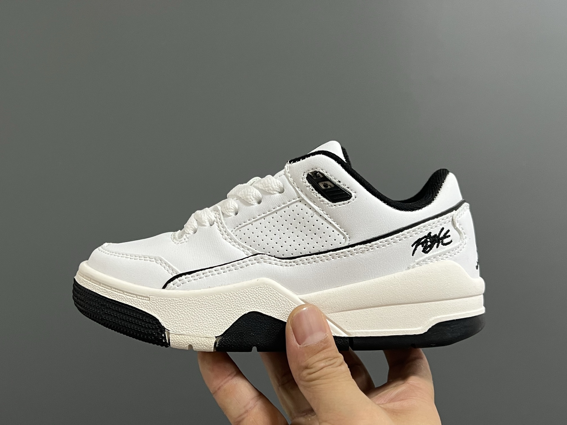 图片[4]-乔D新款Flight Court福来儿童低帮篮球板鞋 尺码：28-37码 集合AJ4、AJ5多万细节元素🆕 经典低帮篮球款式🏀 优质面料拼接，质感满满💯 橡胶耐磨防滑大底，脚感超赞👍🏻-选品中心