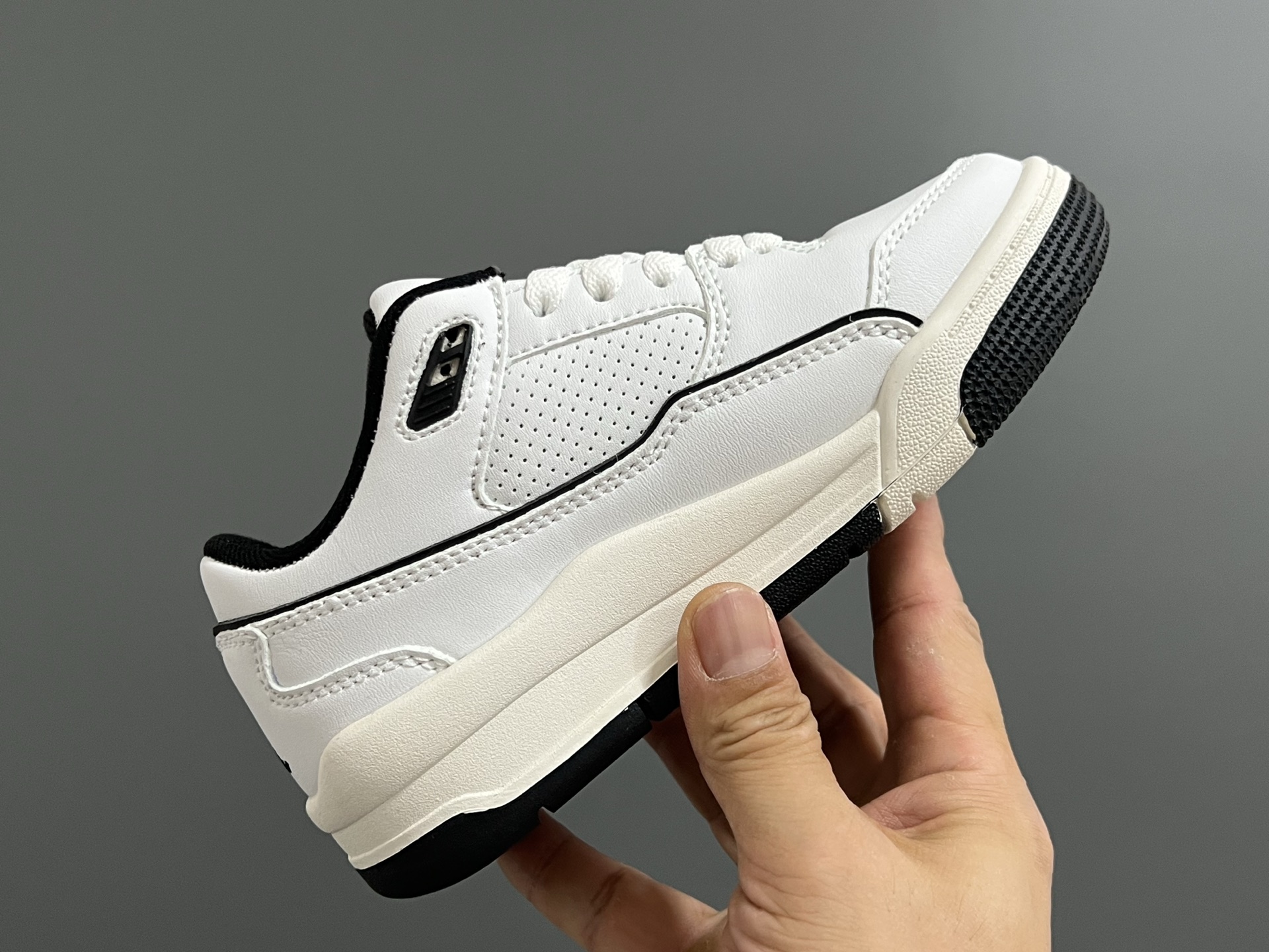 图片[5]-乔D新款Flight Court福来儿童低帮篮球板鞋 尺码：28-37码 集合AJ4、AJ5多万细节元素🆕 经典低帮篮球款式🏀 优质面料拼接，质感满满💯 橡胶耐磨防滑大底，脚感超赞👍🏻-选品中心