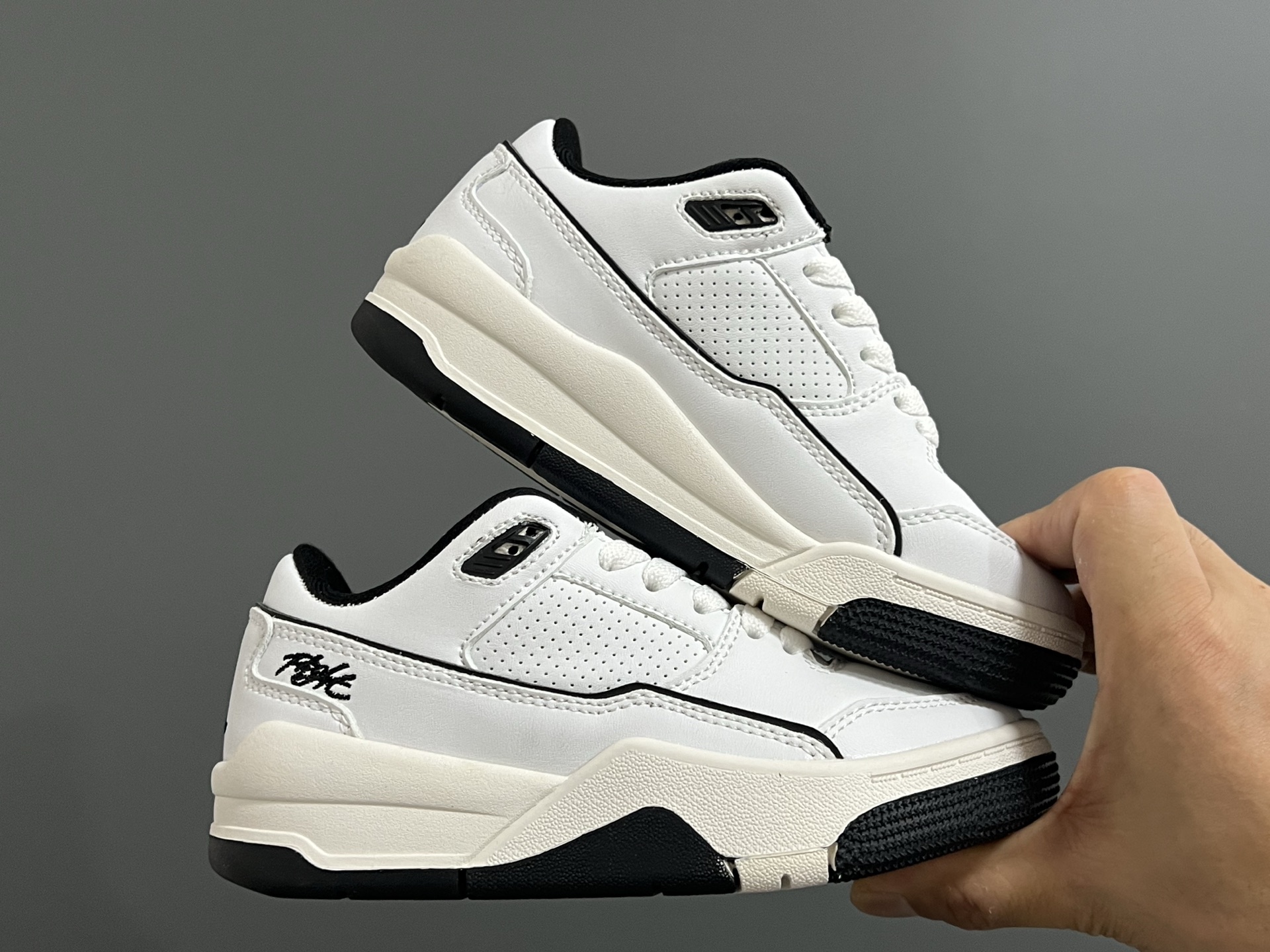 图片[9]-乔D新款Flight Court福来儿童低帮篮球板鞋 尺码：28-37码 集合AJ4、AJ5多万细节元素🆕 经典低帮篮球款式🏀 优质面料拼接，质感满满💯 橡胶耐磨防滑大底，脚感超赞👍🏻-选品中心