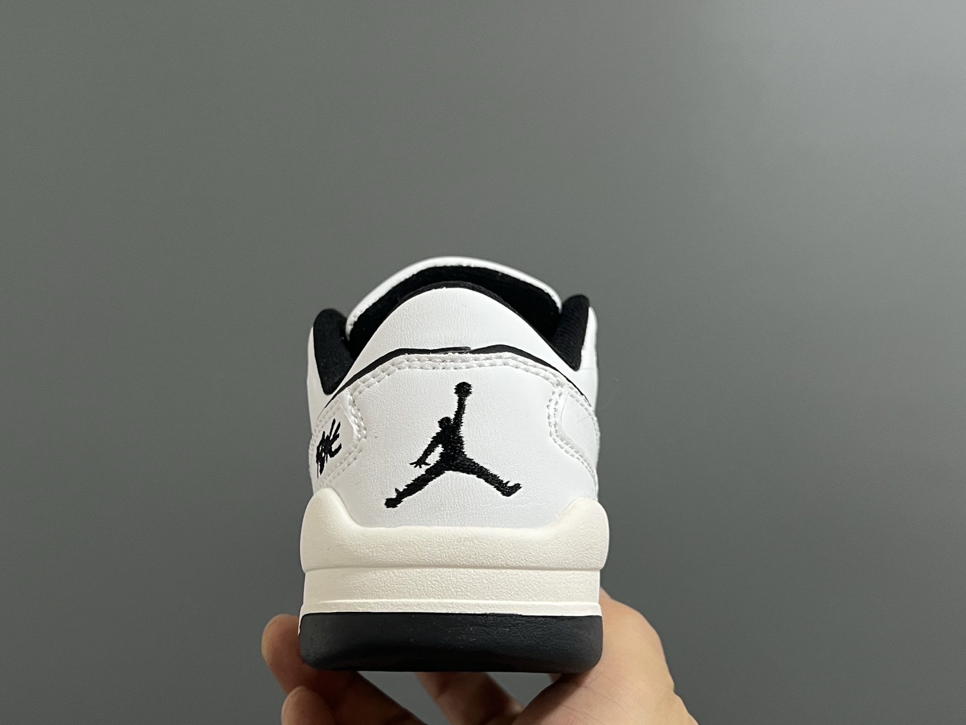 图片[6]-乔D新款Flight Court福来儿童低帮篮球板鞋 尺码：28-37码 集合AJ4、AJ5多万细节元素🆕 经典低帮篮球款式🏀 优质面料拼接，质感满满💯 橡胶耐磨防滑大底，脚感超赞👍🏻-选品中心