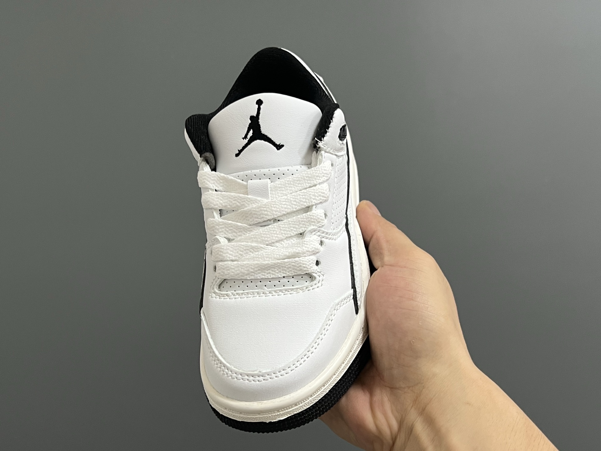 图片[3]-乔D新款Flight Court福来儿童低帮篮球板鞋 尺码：28-37码 集合AJ4、AJ5多万细节元素🆕 经典低帮篮球款式🏀 优质面料拼接，质感满满💯 橡胶耐磨防滑大底，脚感超赞👍🏻-选品中心