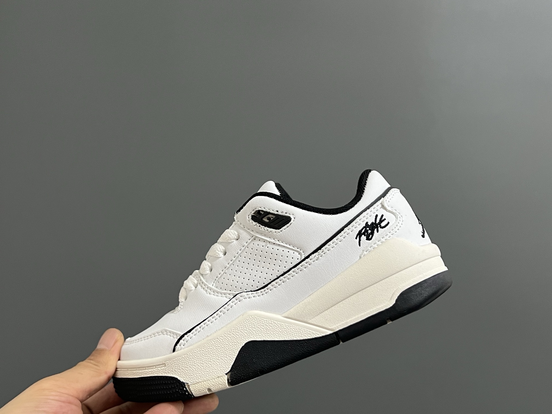 图片[8]-乔D新款Flight Court福来儿童低帮篮球板鞋 尺码：28-37码 集合AJ4、AJ5多万细节元素🆕 经典低帮篮球款式🏀 优质面料拼接，质感满满💯 橡胶耐磨防滑大底，脚感超赞👍🏻-选品中心