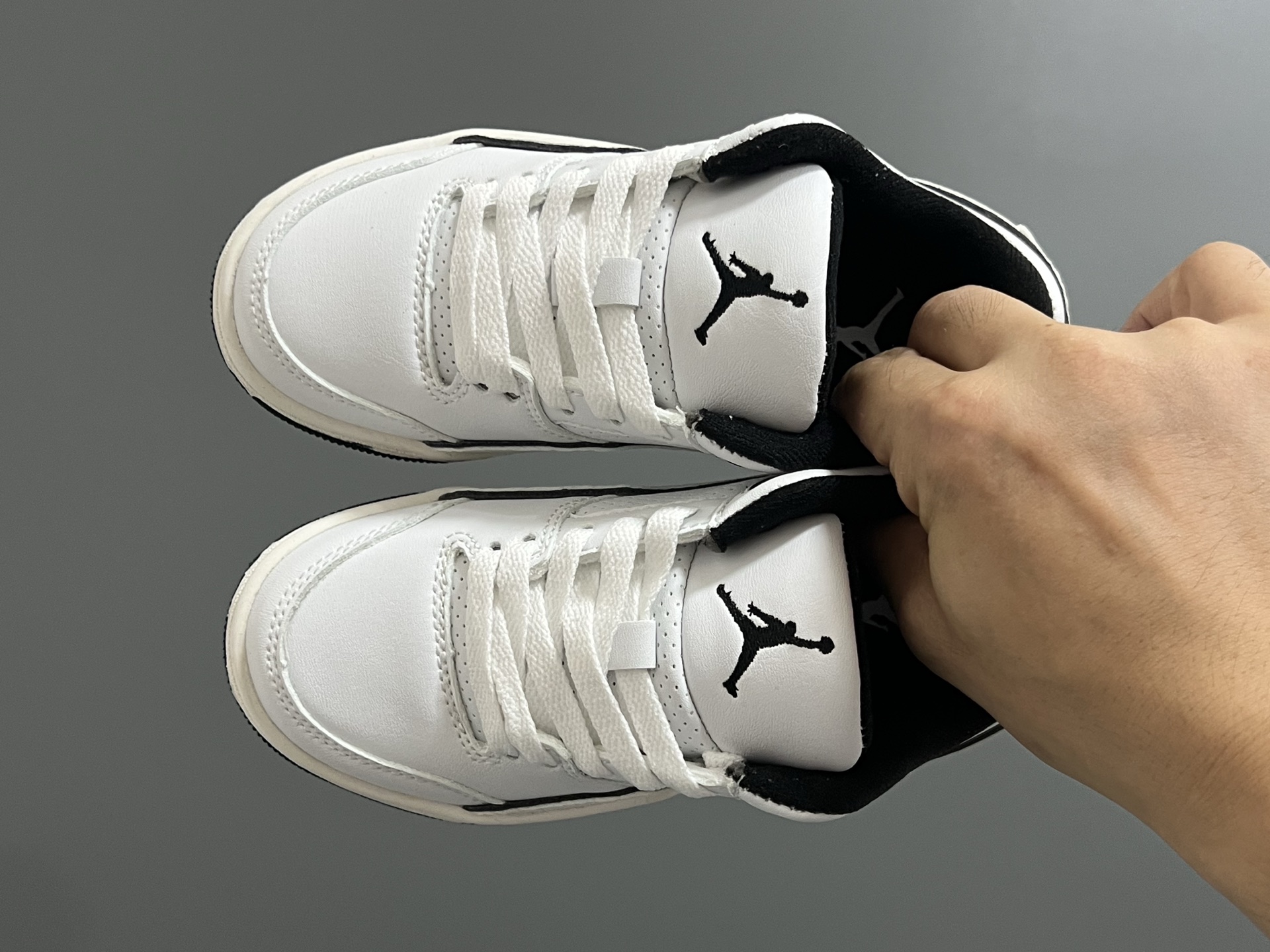 乔D新款Flight Court福来儿童低帮篮球板鞋 尺码：28-37码 集合AJ4、AJ5多万细节元素🆕 经典低帮篮球款式🏀 优质面料拼接，质感满满💯 橡胶耐磨防滑大底，脚感超赞👍🏻-选品中心