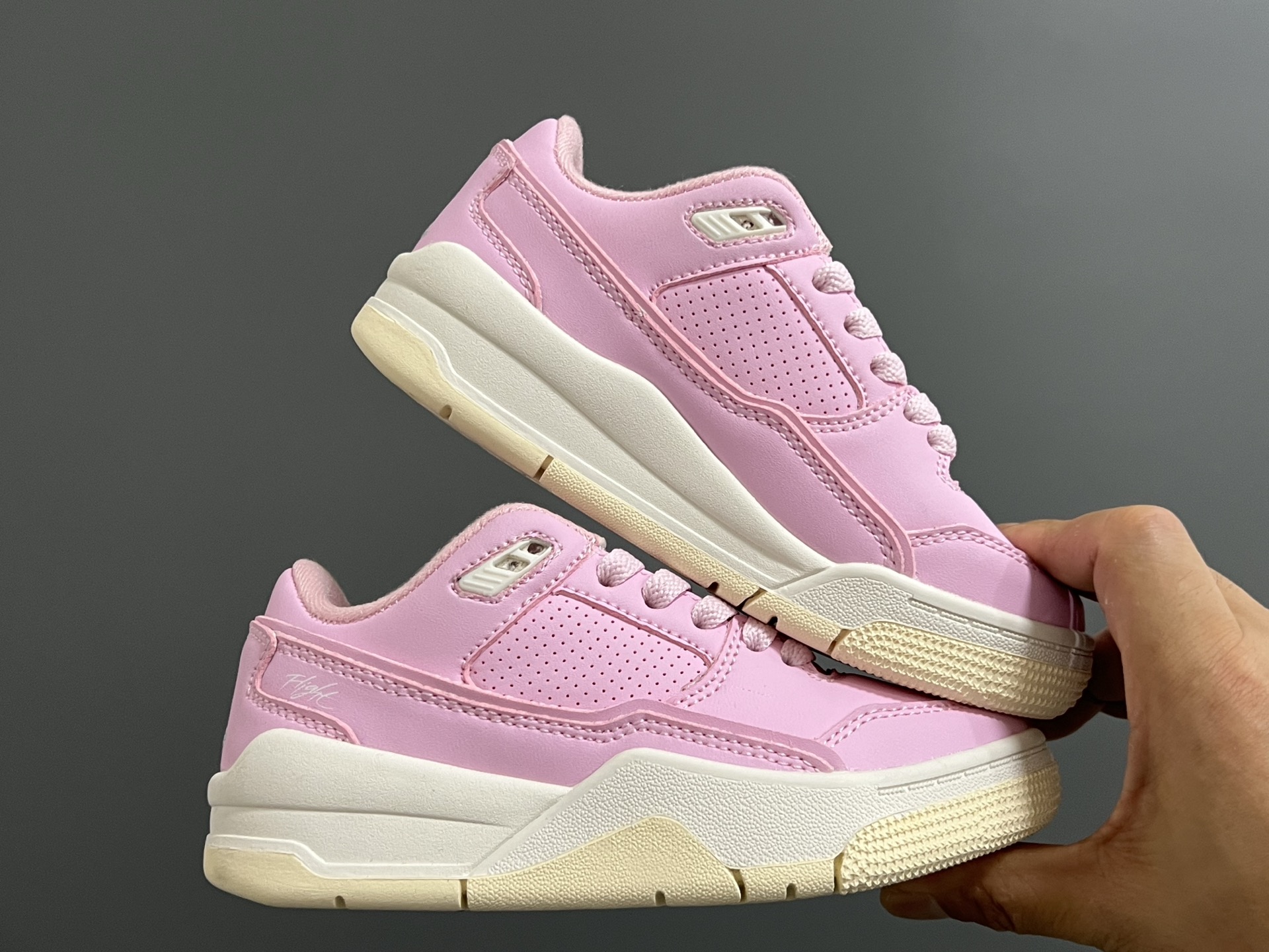 图片[9]-乔D新款Flight Court福来儿童低帮篮球板鞋 尺码：28-37码 集合AJ4、AJ5多万细节元素🆕 经典低帮篮球款式🏀 优质面料拼接，质感满满💯 橡胶耐磨防滑大底，脚感超赞👍🏻-选品中心