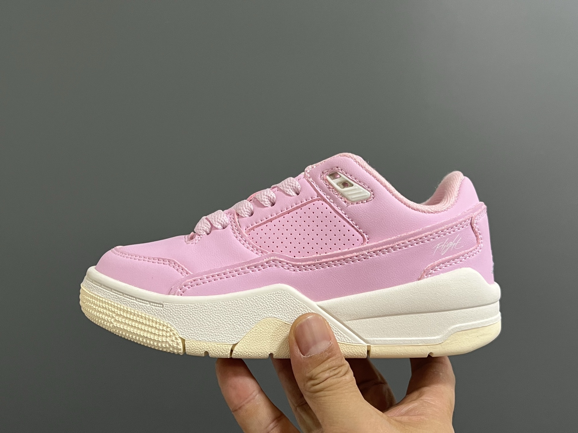 图片[4]-乔D新款Flight Court福来儿童低帮篮球板鞋 尺码：28-37码 集合AJ4、AJ5多万细节元素🆕 经典低帮篮球款式🏀 优质面料拼接，质感满满💯 橡胶耐磨防滑大底，脚感超赞👍🏻-选品中心