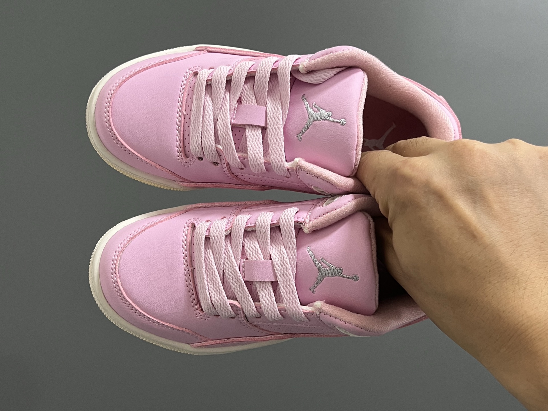 图片[2]-乔D新款Flight Court福来儿童低帮篮球板鞋 尺码：28-37码 集合AJ4、AJ5多万细节元素🆕 经典低帮篮球款式🏀 优质面料拼接，质感满满💯 橡胶耐磨防滑大底，脚感超赞👍🏻-选品中心