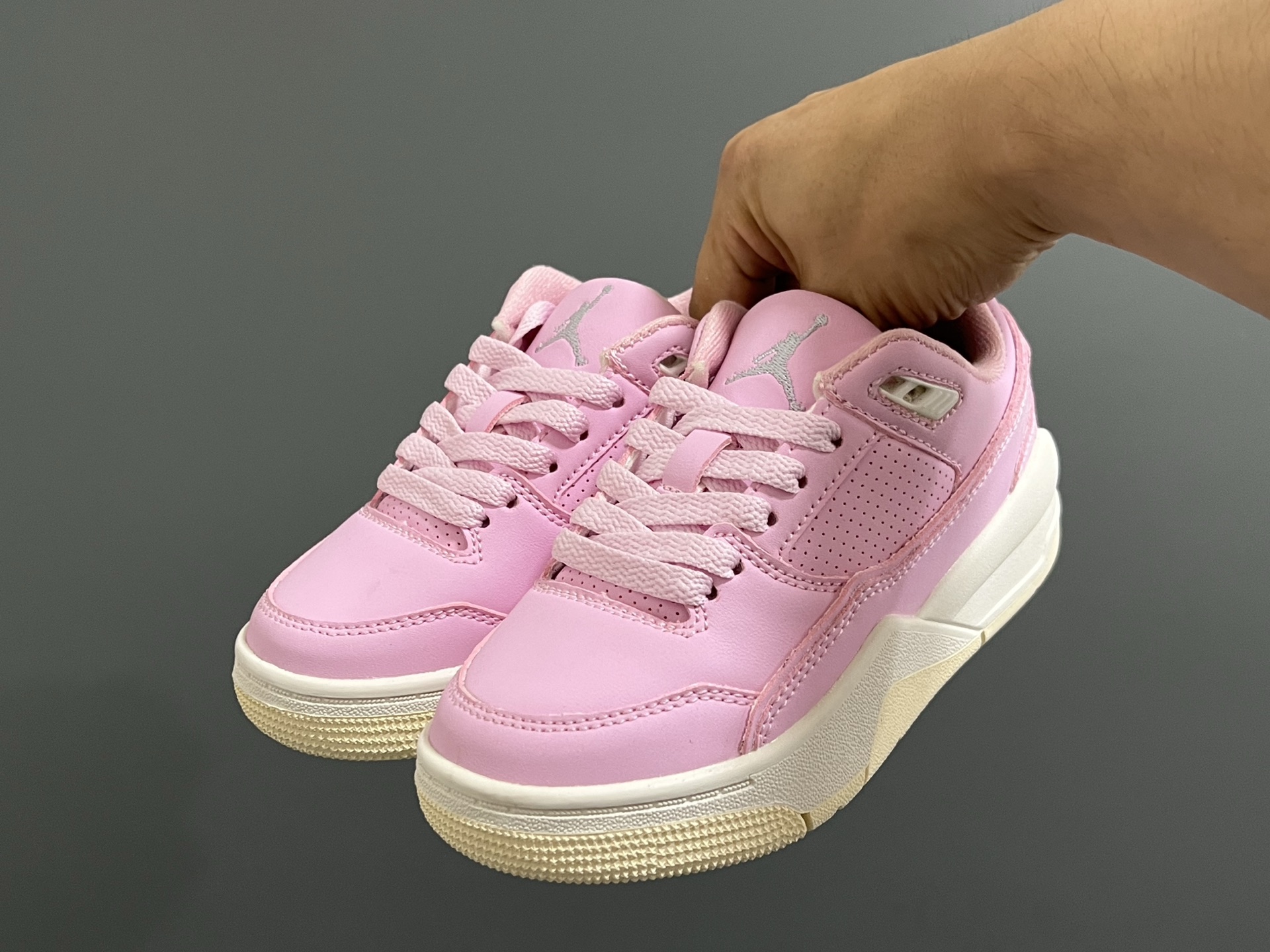 乔D新款Flight Court福来儿童低帮篮球板鞋 尺码：28-37码 集合AJ4、AJ5多万细节元素🆕 经典低帮篮球款式🏀 优质面料拼接，质感满满💯 橡胶耐磨防滑大底，脚感超赞👍🏻-选品中心