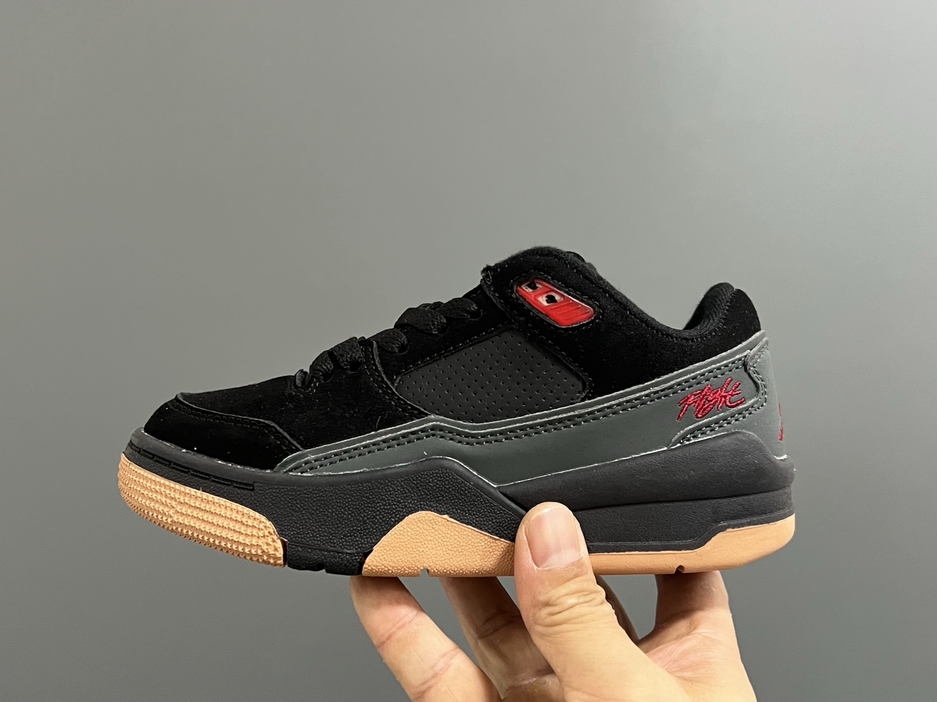 图片[4]-乔D新款Flight Court福来儿童低帮篮球板鞋 尺码：28-37码 集合AJ4、AJ5多万细节元素🆕 经典低帮篮球款式🏀 优质面料拼接，质感满满💯 橡胶耐磨防滑大底，脚感超赞👍🏻-选品中心