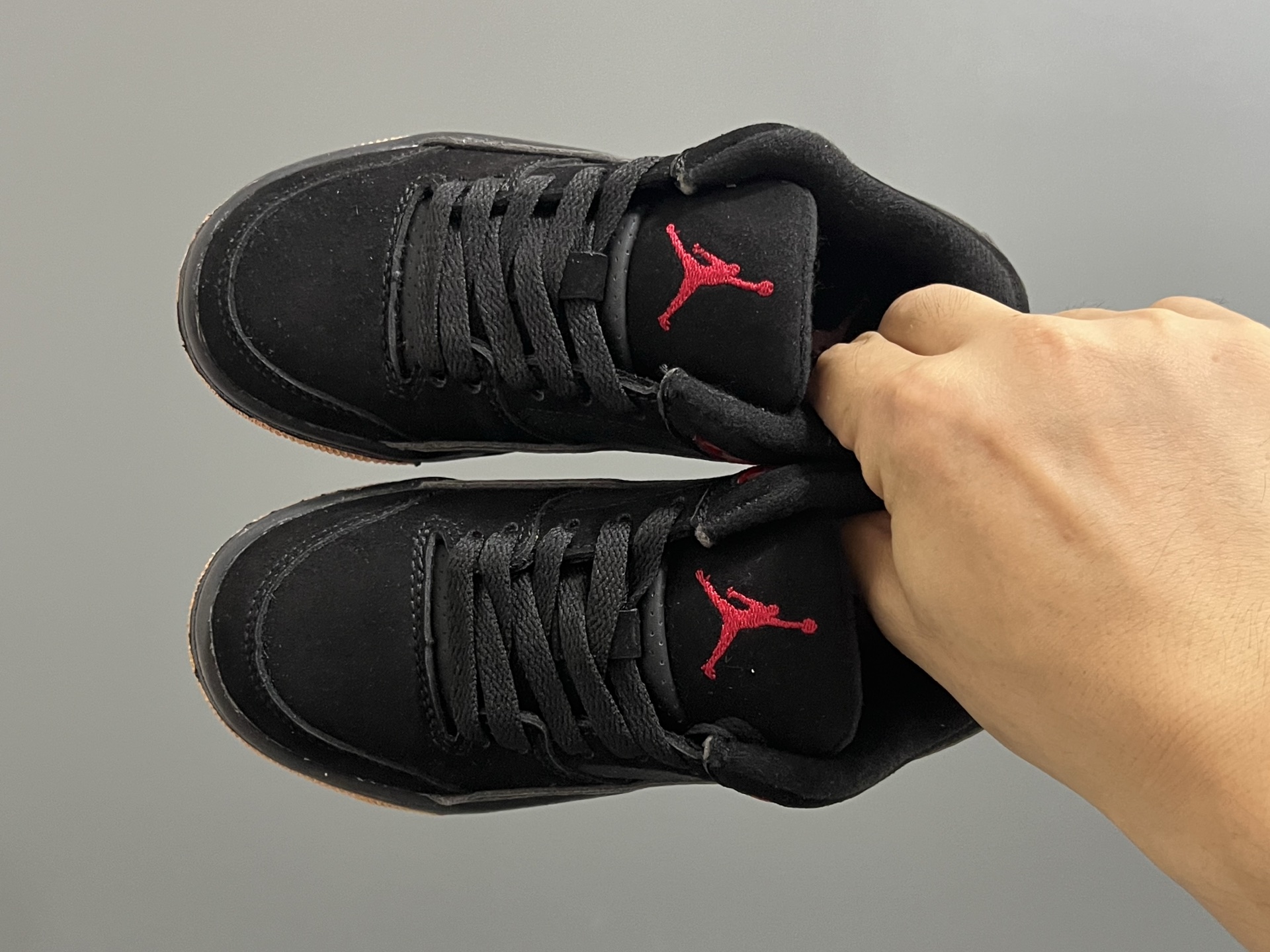 乔D新款Flight Court福来儿童低帮篮球板鞋 尺码：28-37码 集合AJ4、AJ5多万细节元素🆕 经典低帮篮球款式🏀 优质面料拼接，质感满满💯 橡胶耐磨防滑大底，脚感超赞👍🏻-选品中心