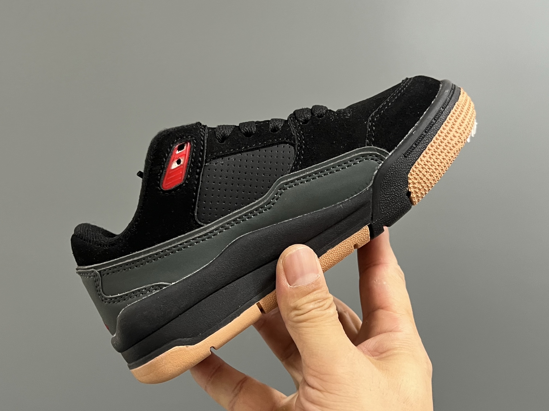 图片[6]-乔D新款Flight Court福来儿童低帮篮球板鞋 尺码：28-37码 集合AJ4、AJ5多万细节元素🆕 经典低帮篮球款式🏀 优质面料拼接，质感满满💯 橡胶耐磨防滑大底，脚感超赞👍🏻-选品中心