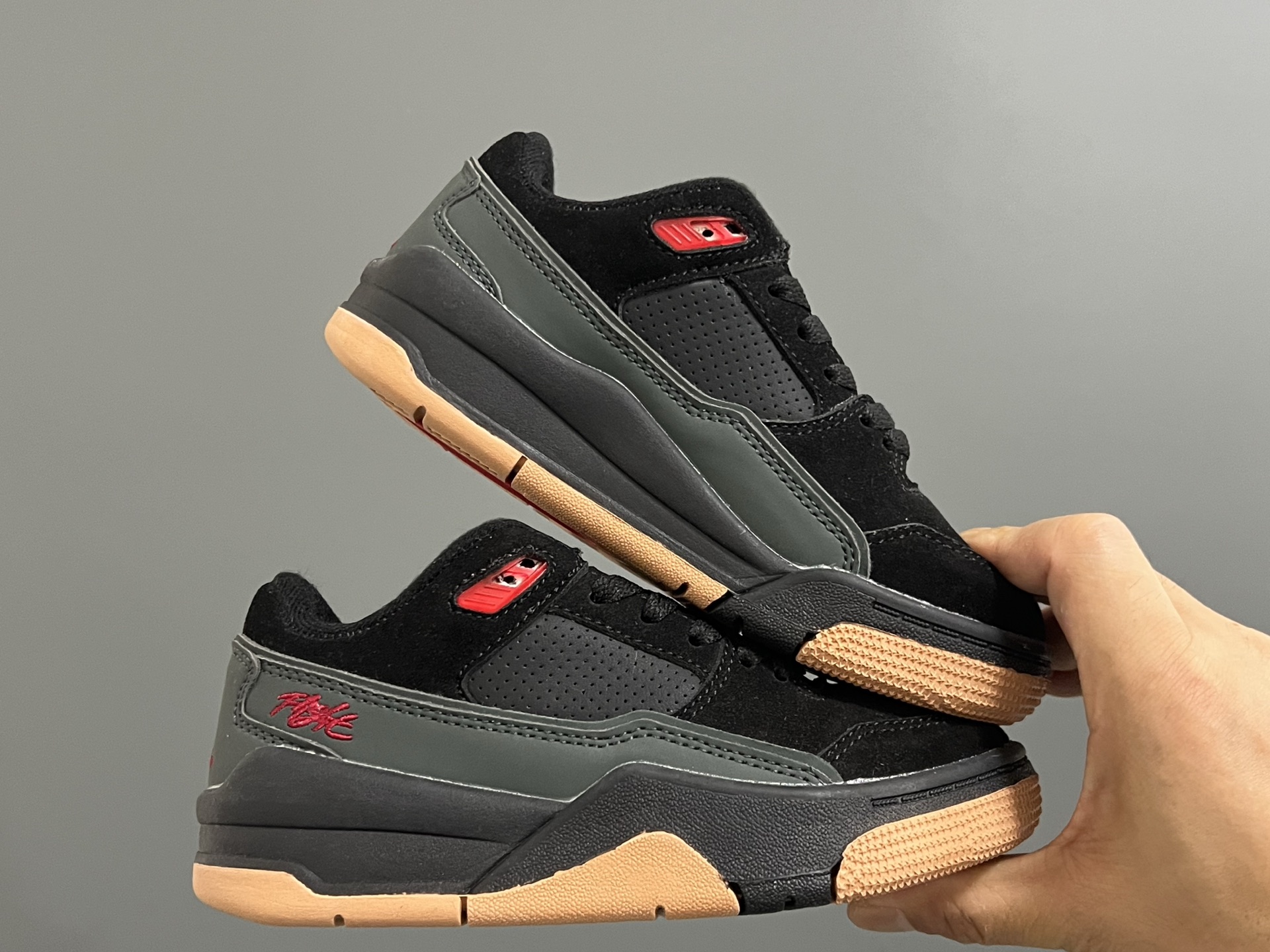 图片[9]-乔D新款Flight Court福来儿童低帮篮球板鞋 尺码：28-37码 集合AJ4、AJ5多万细节元素🆕 经典低帮篮球款式🏀 优质面料拼接，质感满满💯 橡胶耐磨防滑大底，脚感超赞👍🏻-选品中心