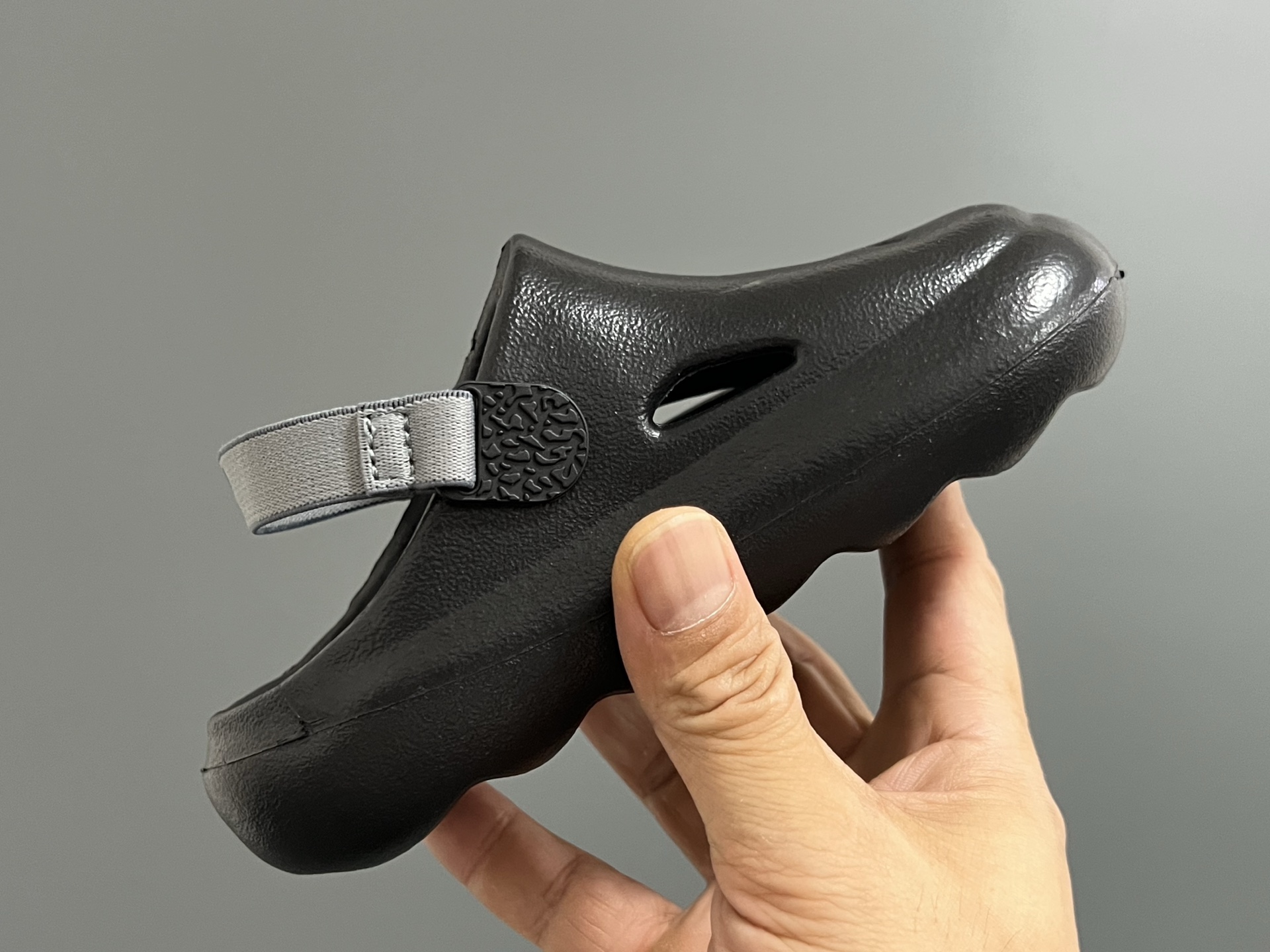 图片[5]-乔D新款儿童大小童洞洞凉鞋 尺码：22-35码 专柜同步新款🆕 洞洞凉鞋设计，透气舒适☁️ 一体成型EVA，超轻超好穿✌🏻 小童松紧带，大童织带设计 鞋底也大小童区分，匠心打造❤️-选品中心