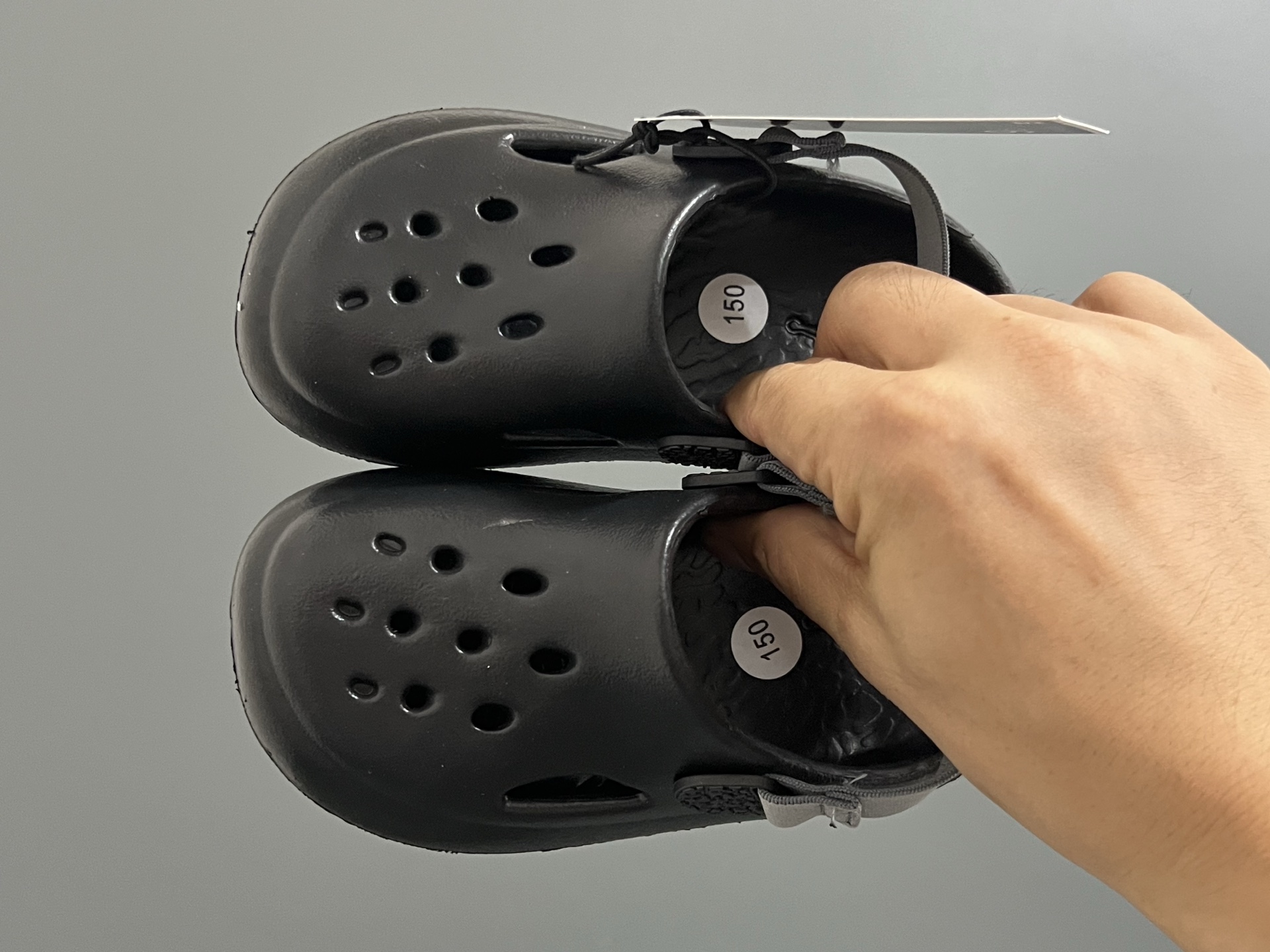 乔D新款儿童大小童洞洞凉鞋 尺码：22-35码 专柜同步新款🆕 洞洞凉鞋设计，透气舒适☁️ 一体成型EVA，超轻超好穿✌🏻 小童松紧带，大童织带设计 鞋底也大小童区分，匠心打造❤️-选品中心