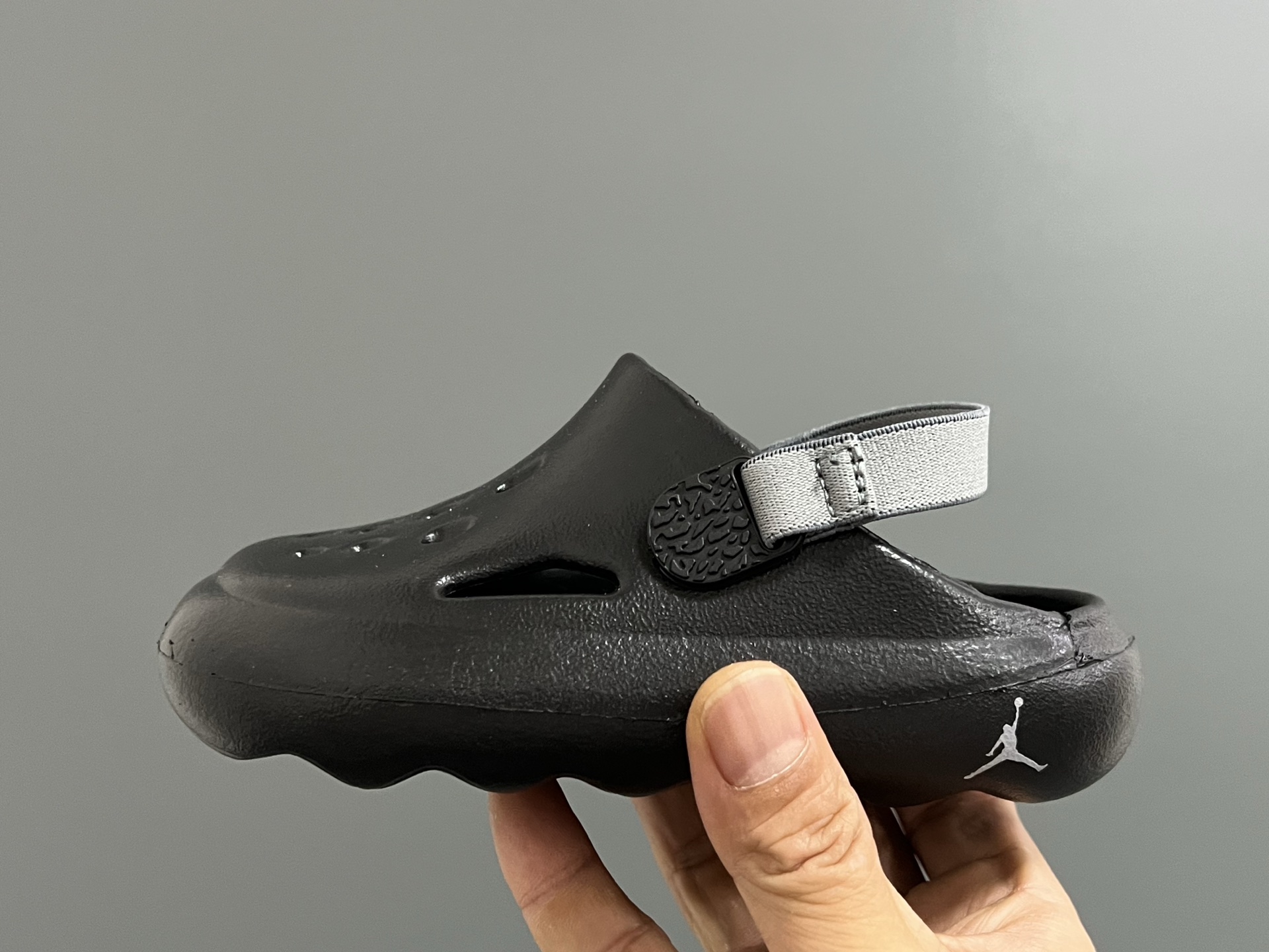 图片[2]-乔D新款儿童大小童洞洞凉鞋 尺码：22-35码 专柜同步新款🆕 洞洞凉鞋设计，透气舒适☁️ 一体成型EVA，超轻超好穿✌🏻 小童松紧带，大童织带设计 鞋底也大小童区分，匠心打造❤️-选品中心