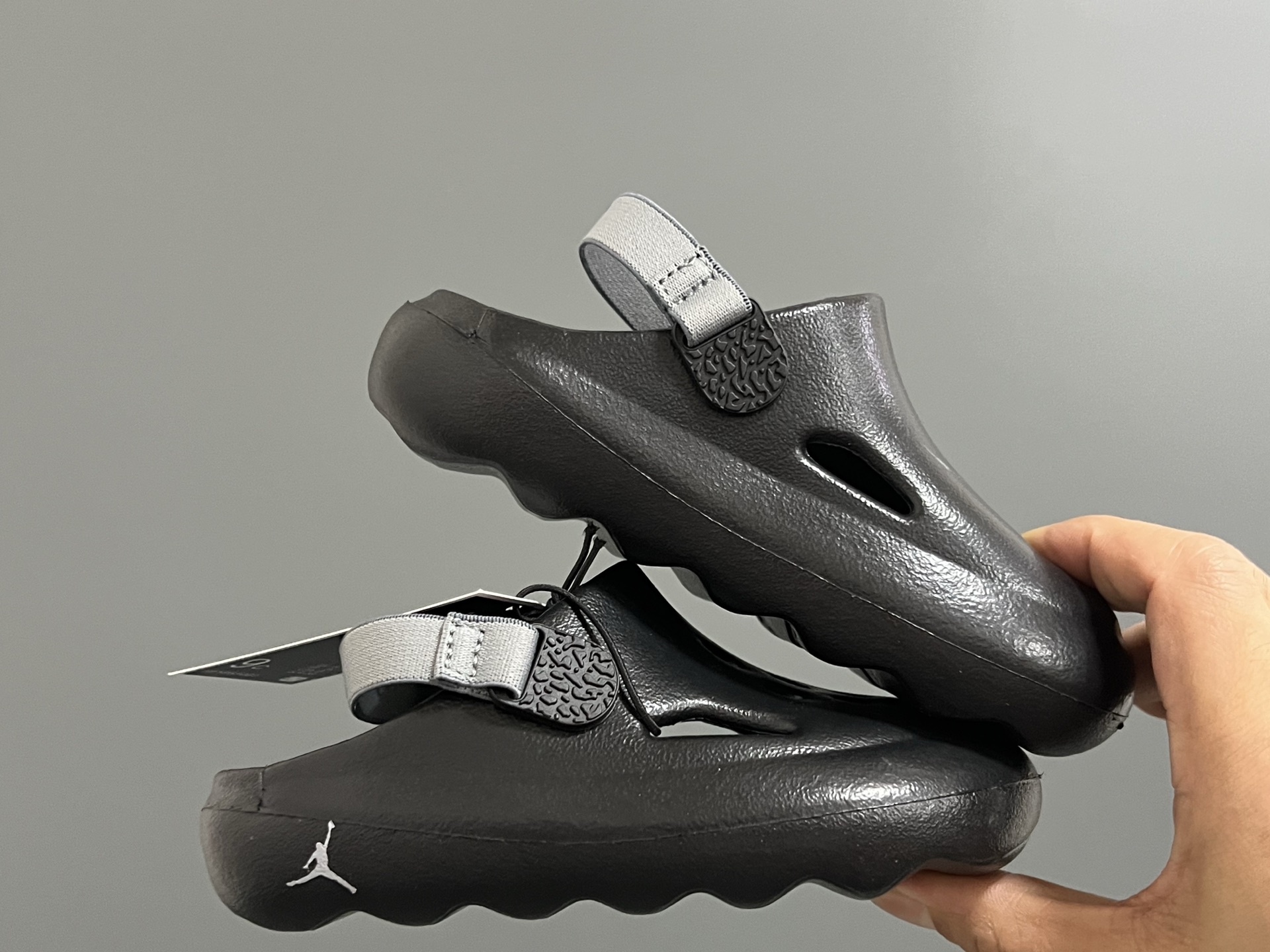 图片[9]-乔D新款儿童大小童洞洞凉鞋 尺码：22-35码 专柜同步新款🆕 洞洞凉鞋设计，透气舒适☁️ 一体成型EVA，超轻超好穿✌🏻 小童松紧带，大童织带设计 鞋底也大小童区分，匠心打造❤️-选品中心