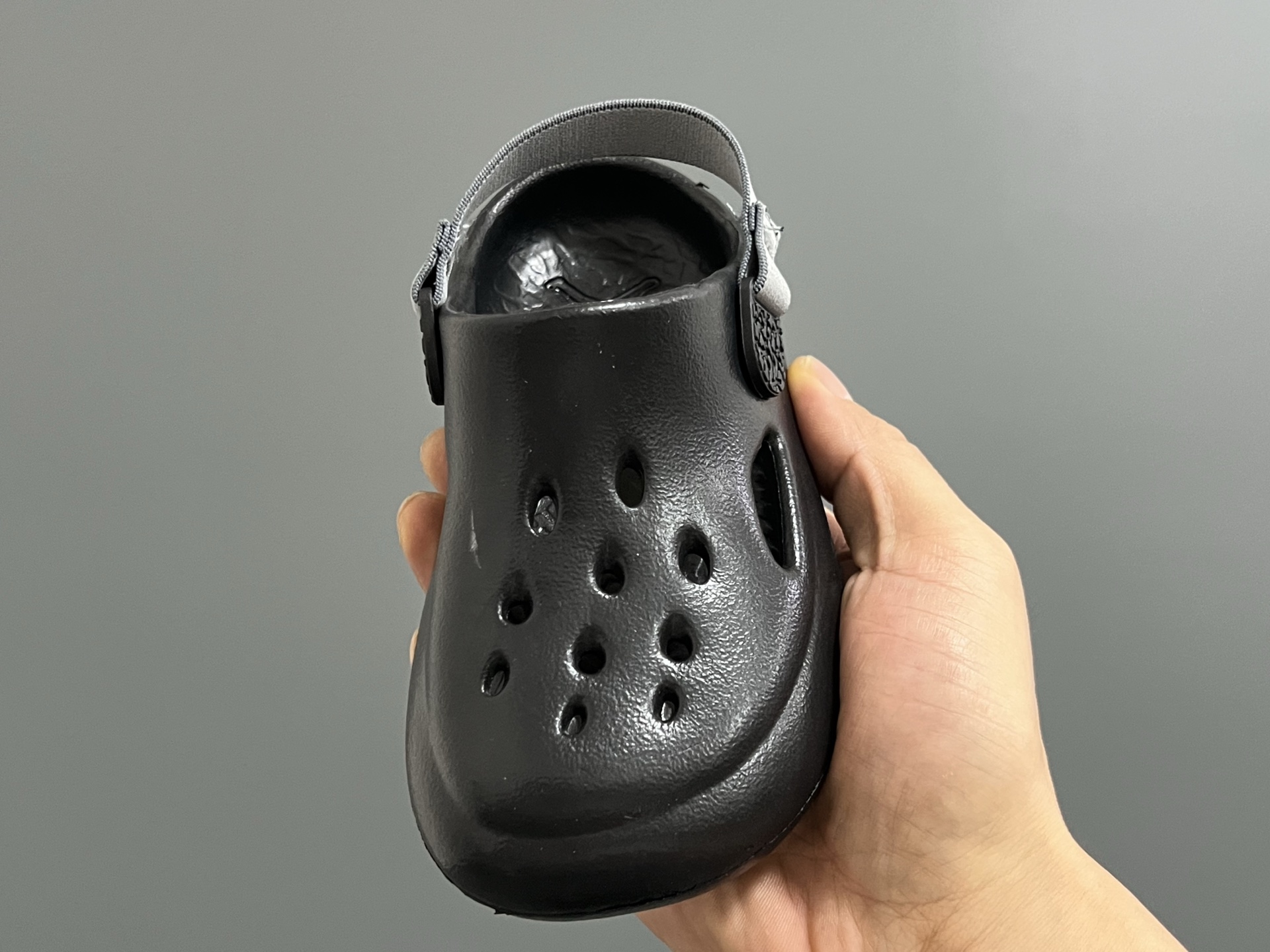 图片[3]-乔D新款儿童大小童洞洞凉鞋 尺码：22-35码 专柜同步新款🆕 洞洞凉鞋设计，透气舒适☁️ 一体成型EVA，超轻超好穿✌🏻 小童松紧带，大童织带设计 鞋底也大小童区分，匠心打造❤️-选品中心