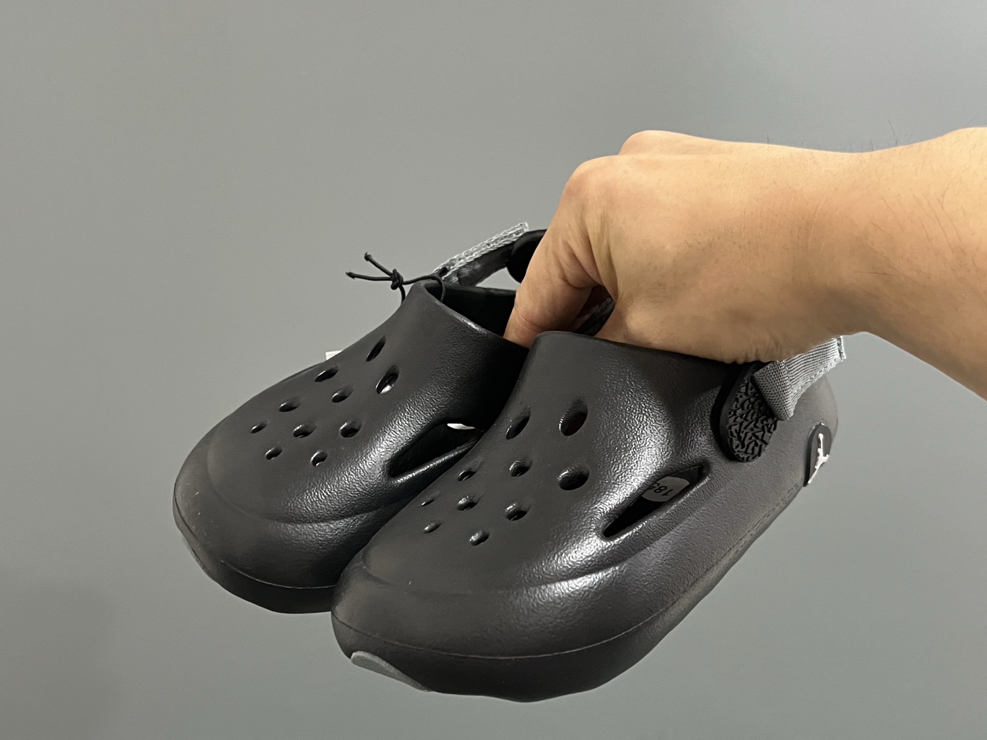 乔D新款儿童大小童洞洞凉鞋 尺码：22-35码 专G同步新款🆕 洞洞凉鞋设计，透气舒适☁️ 一体成型EVA，超轻超好穿✌🏻 小童松紧带，大童织带设计 鞋底也大小童区分，匠心打造❤️-选品中心