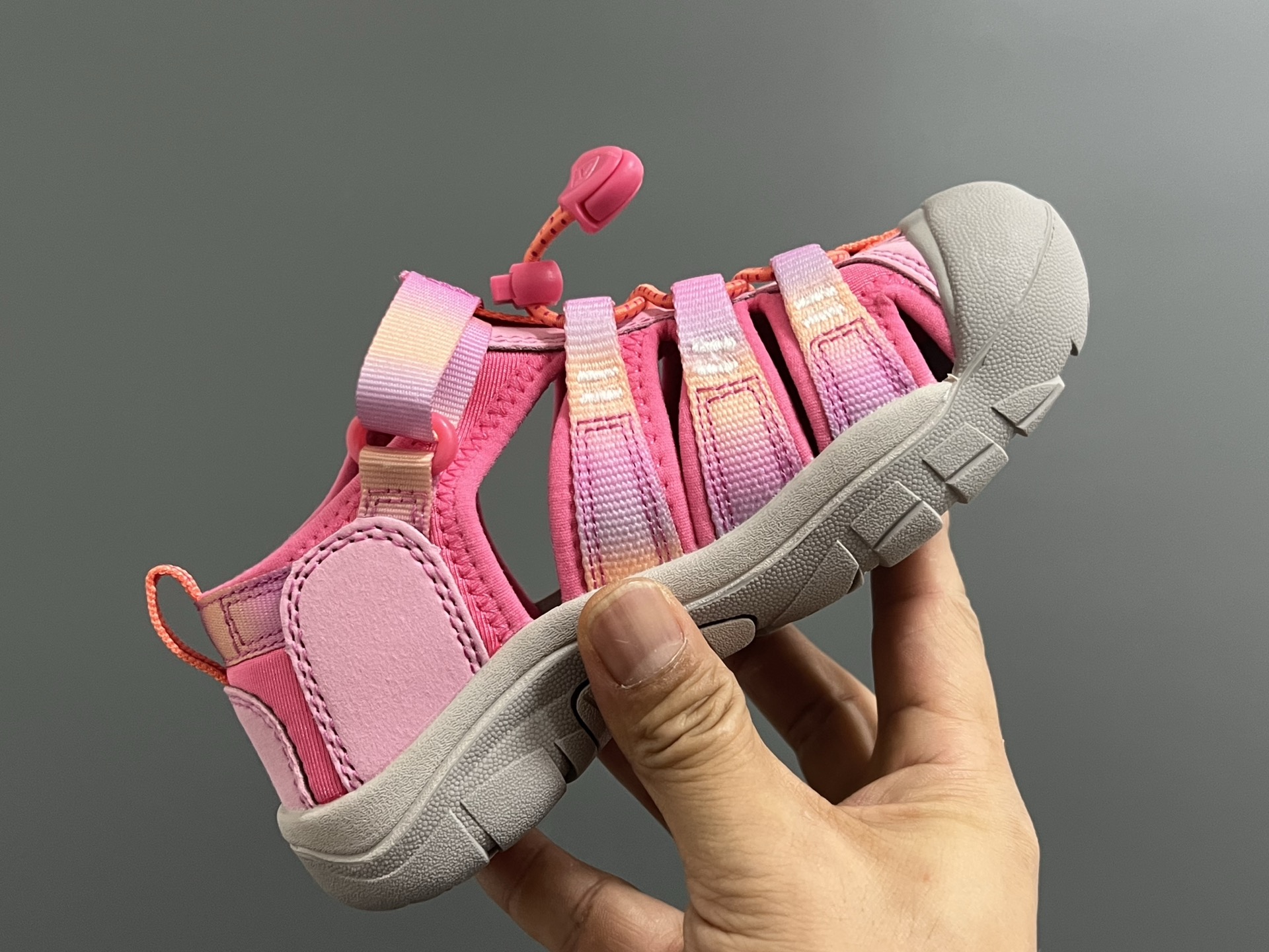 图片[6]-顶配版KEEN潮牌户外儿童涉水溯溪凉鞋 尺码：24-37码 户外大佬—KEEN科恩潮牌⛺️ 优质尼龙材料镂空拼接，透气又舒适☁️ 橡胶耐磨防滑包头大底✅ 应对轻松不管是室内还是户外的各种地形✌🏻 高端客户必入单品❤️-选品中心