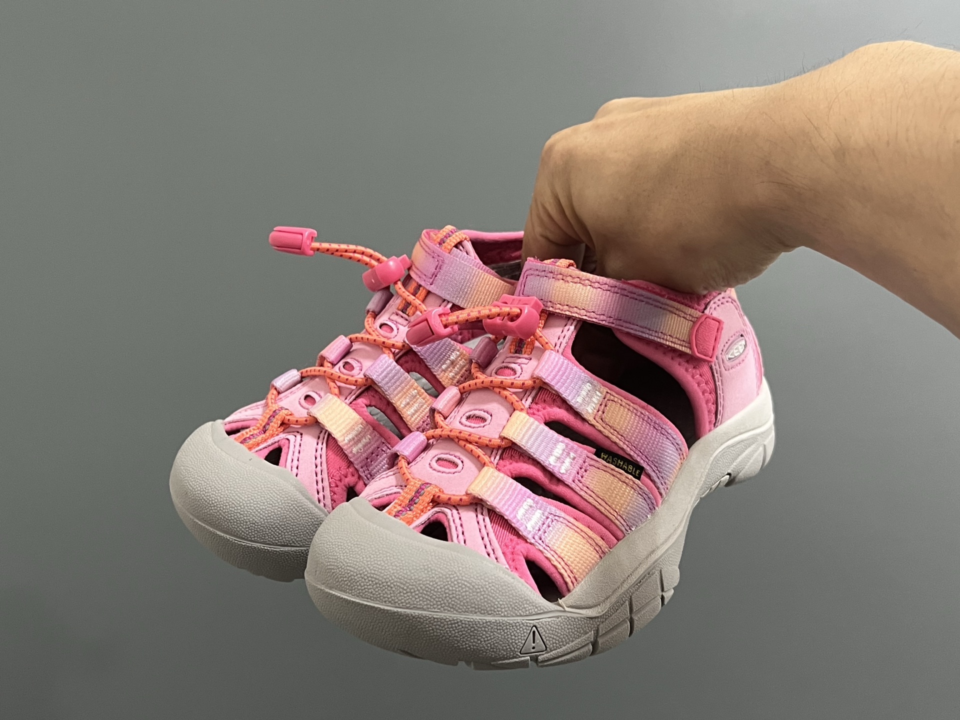 顶配版KEEN潮牌户外儿童涉水溯溪凉鞋 尺码：24-37码 户外大佬—KEEN科恩潮牌⛺️ 优质尼龙材料镂空拼接，透气又舒适☁️ 橡胶耐磨防滑包头大底✅ 应对轻松不管是室内还是户外的各种地形✌🏻 高端客户必入单品❤️-选品中心