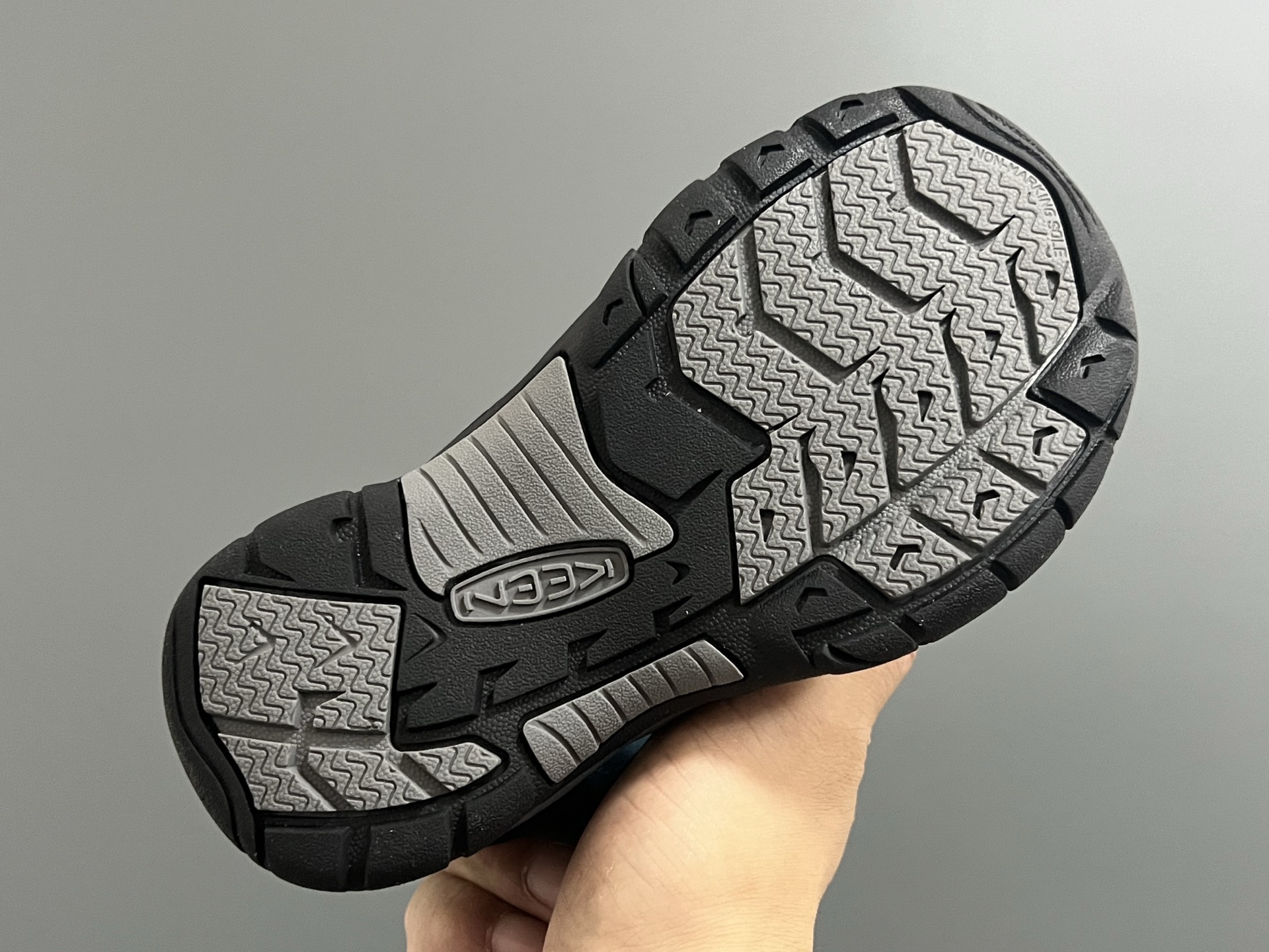 图片[5]-顶配版KEEN潮牌户外儿童涉水溯溪凉鞋 尺码：24-37码 户外大佬—KEEN科恩潮牌⛺️ 优质尼龙材料镂空拼接，透气又舒适☁️ 橡胶耐磨防滑包头大底✅ 应对轻松不管是室内还是户外的各种地形✌🏻 高端客户必入单品❤️-选品中心