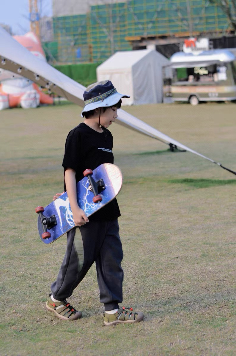 图片[8]-新色放 顶配版KEEN潮牌户外儿童涉水溯溪凉鞋 尺码：24-37码 户外大佬—KEEN科恩潮牌⛺️ 优质尼龙材料镂空拼接，透气又舒适☁️ 橡胶耐磨防滑包头大底✅ 应对轻松不管是室内还是户外的各种地形✌🏻 高端客户必入单品❤️-选品中心