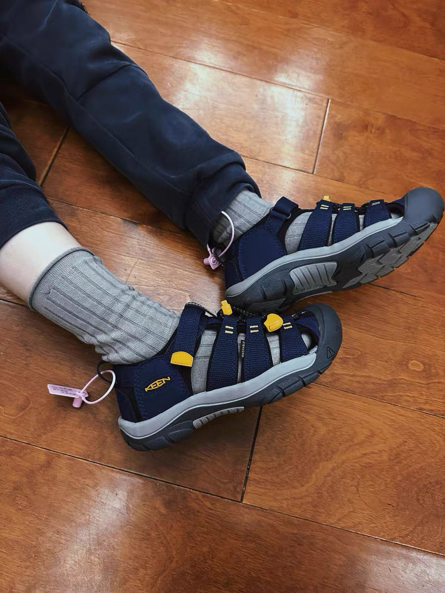 图片[9]-新色放 顶配版KEEN潮牌户外儿童涉水溯溪凉鞋 尺码：24-37码 户外大佬—KEEN科恩潮牌⛺️ 优质尼龙材料镂空拼接，透气又舒适☁️ 橡胶耐磨防滑包头大底✅ 应对轻松不管是室内还是户外的各种地形✌🏻 高端客户必入单品❤️-选品中心
