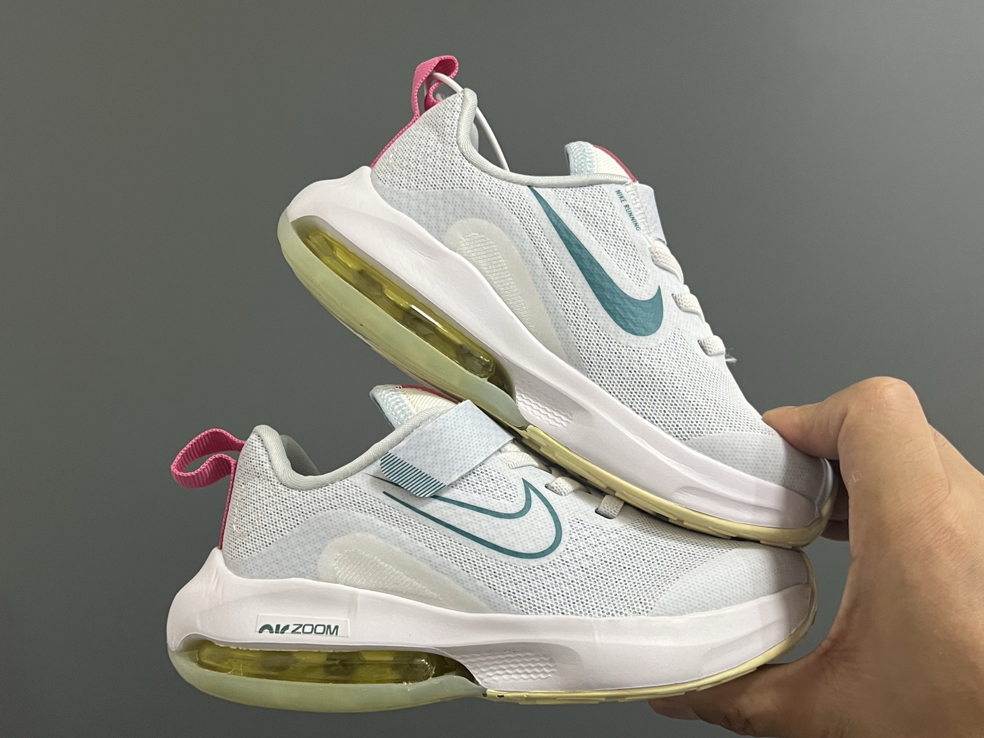 图片[9]-NK 新款ZOOM气垫亲子运动鞋 尺码：27-39码 专柜同步新品🆕 ZOOM气垫后跟，脚感不言而喻✌🏻 魔术贴➕松紧带，轻松调节✔️ 透气性针织鞋面，不怕闷脚丫☁️ 耐磨防滑大底，脚感十足👍🏻-选品中心